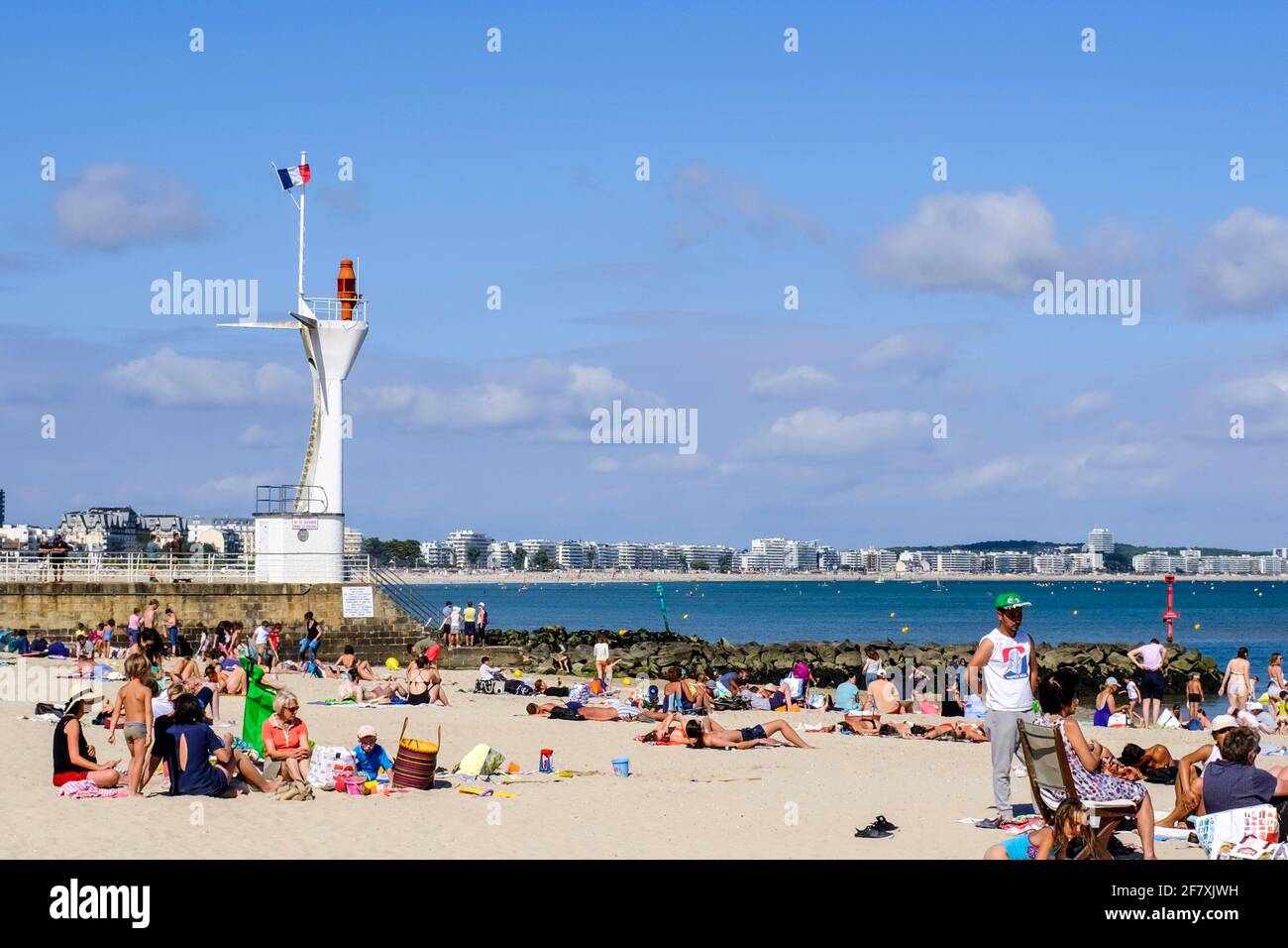 Frankreich, le Pouliguen, 15.07.2020: Strandbesucher am Strand von le Pouliguen in der Bucht von la Baule an der Franzoesischen Atlantikkueste im Depa Foto Stock