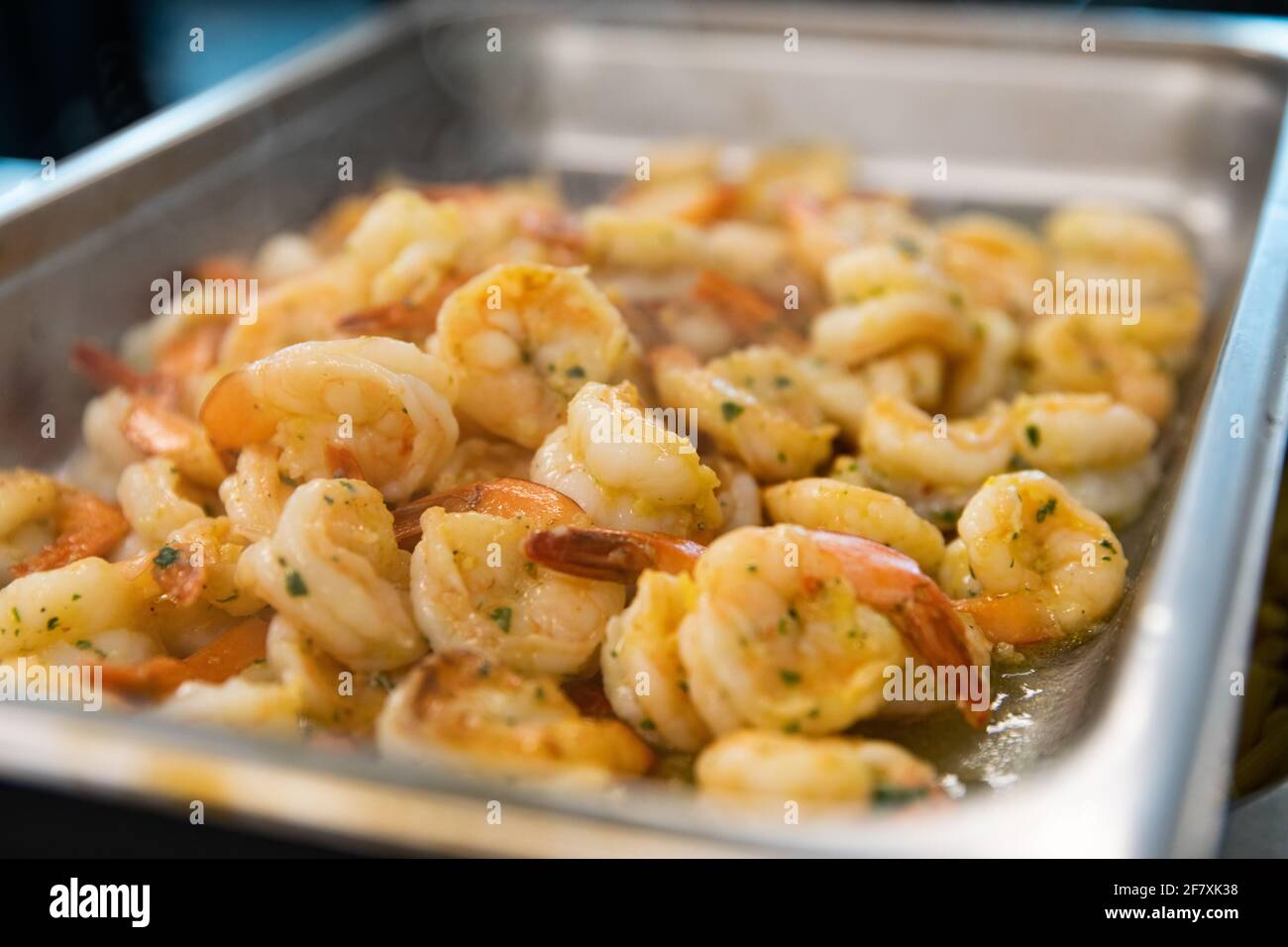 gamberetti cotti all'aglio in un piatto di metallo pronto per essere servita Foto Stock