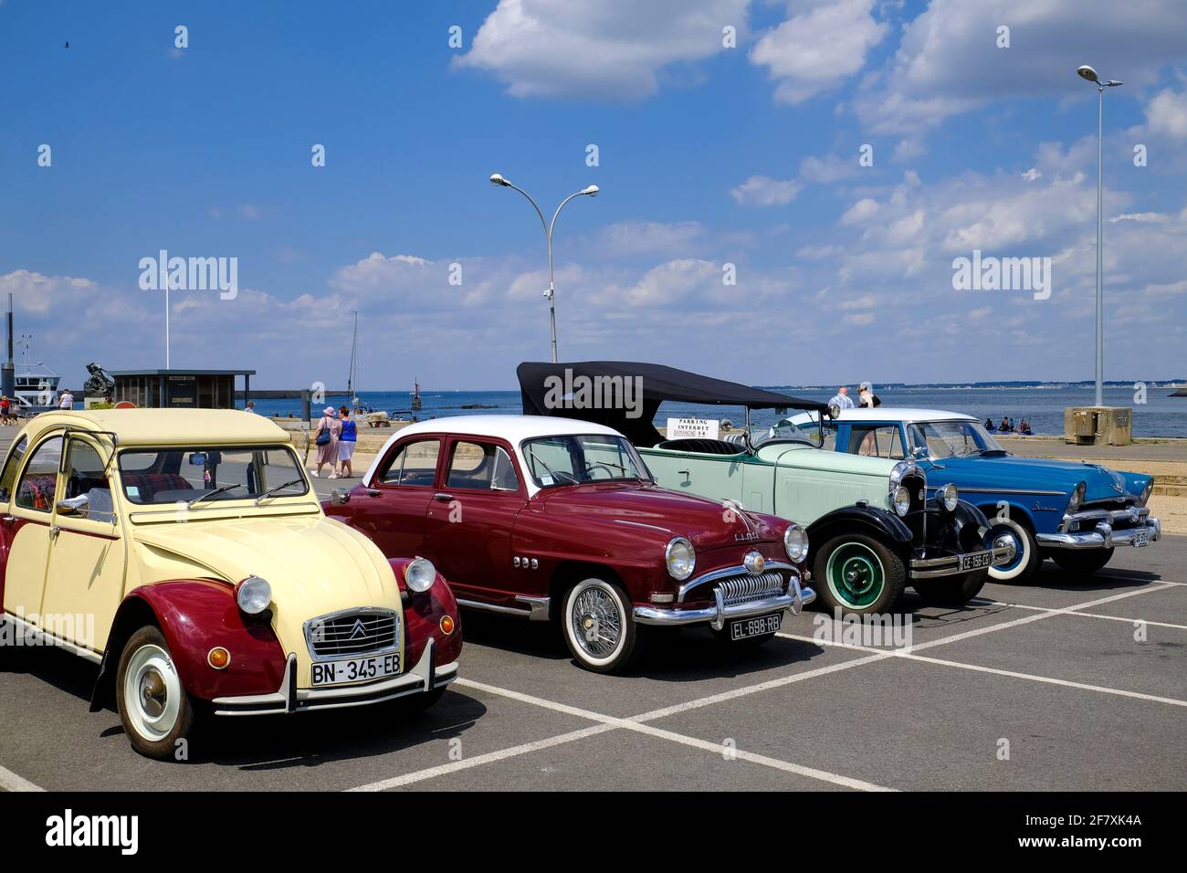 Frankreich, le Croisic, 14.07.2019: Franzoesische Oltimer Autos auf einem Parkplatz in le Croisic an der Franzoesischen Atlantikkueste im Departement Foto Stock