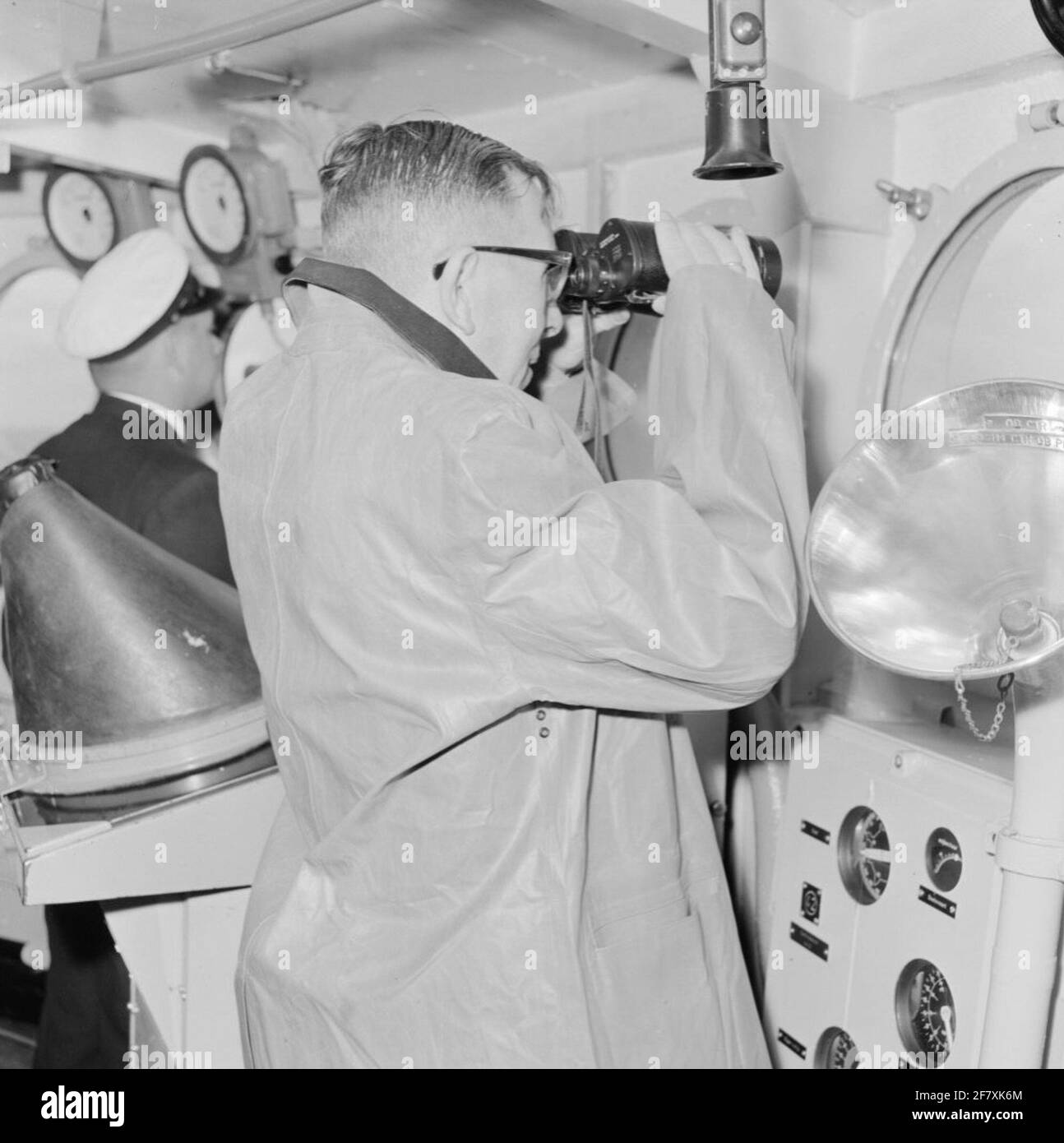 Il professor Witkamp sta navigando a bordo di HR.MS Friesland (D 812) (1956-1979), responsabile sottomarino della classe Frisia. Sul ponte di Friesland. Foto Stock