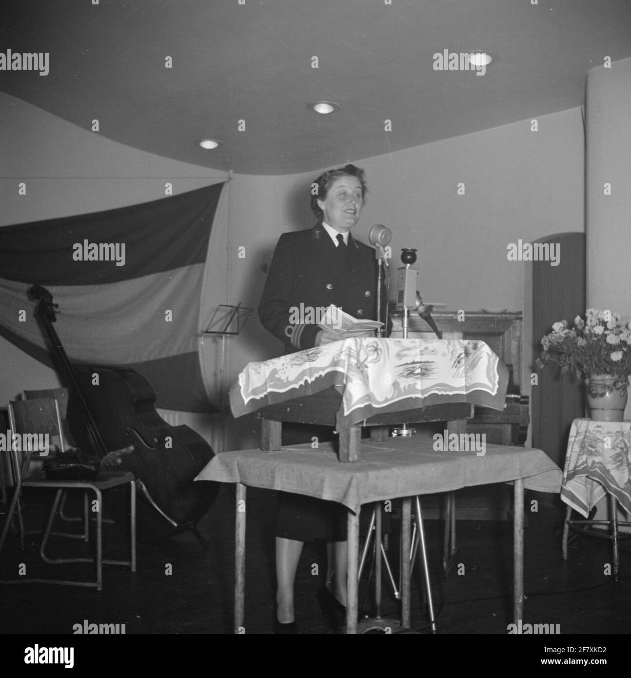 Festeggiamenti in occasione del 10° anniversario del Dipartimento delle Donne Marine, Marva. Lo Chef del Dipartimento della Donna Marina, Chief Officer Marva Der 2a Classe Royal Navy Reserve, la signora E. Van Diemen - Mekking, tiene un discorso di festa durante il tè nel Etablissement marino Amsterdam. Fa parte della serie di oggetti AVDKM da 540720 a 540749 + 540756. Foto Stock