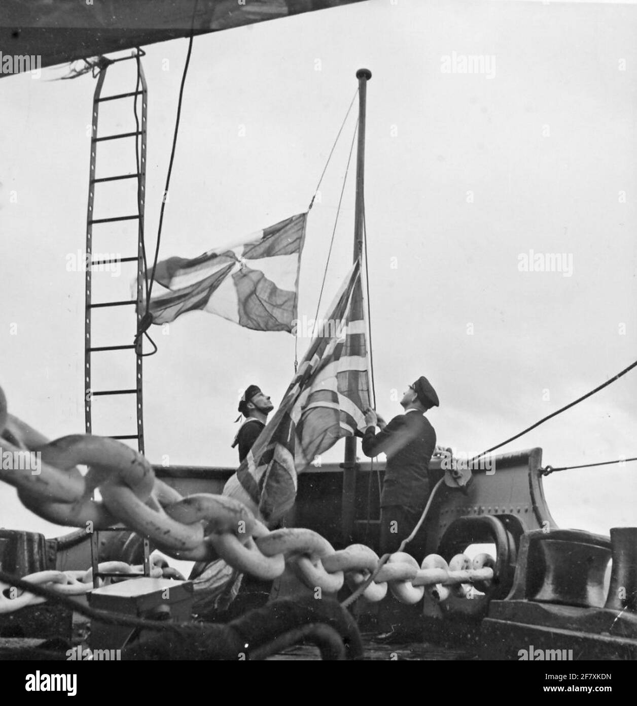 Impiego di HR.MS Karel Doorman (1946-1948). La bandiera britannica (Union Jack) viene stirata e il Prinsengeo olandese viene issato. FC.ms. Karel Doorman, l'ex campeggio di volo britannico HMS Nairana, è stato consegnato dalla Royal Navy sulla Royal Navy. Foto Stock