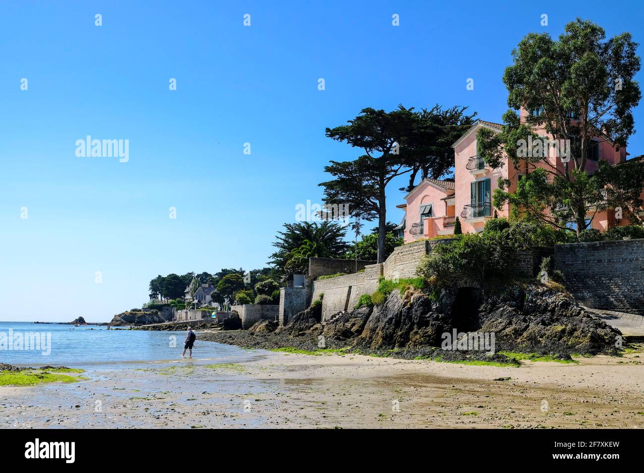 Frankreich, le Pouliguen, 22.07.2019: alte Strandvilla in le Pouliguen an der Franzoesischen Atlantikkueste im Departement Loire-Atlantique in der Reg Foto Stock