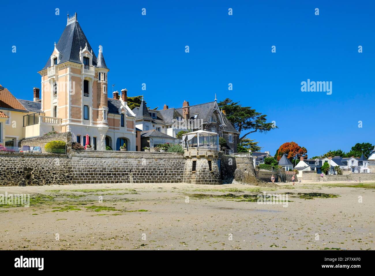 Frankreich, le Pouliguen, 22.07.2019: alte Strandvillen in le Pouliguen an der Franzoesischen Atlantikkueste im Departement Loire-Atlantique in der Re Foto Stock