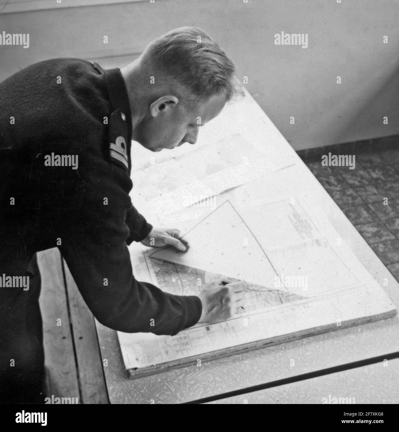 Ufficiale marino (Lieutenant-Ter-Sea seconda classe categoria più vecchia) con lavoro di scheda. Foto Stock