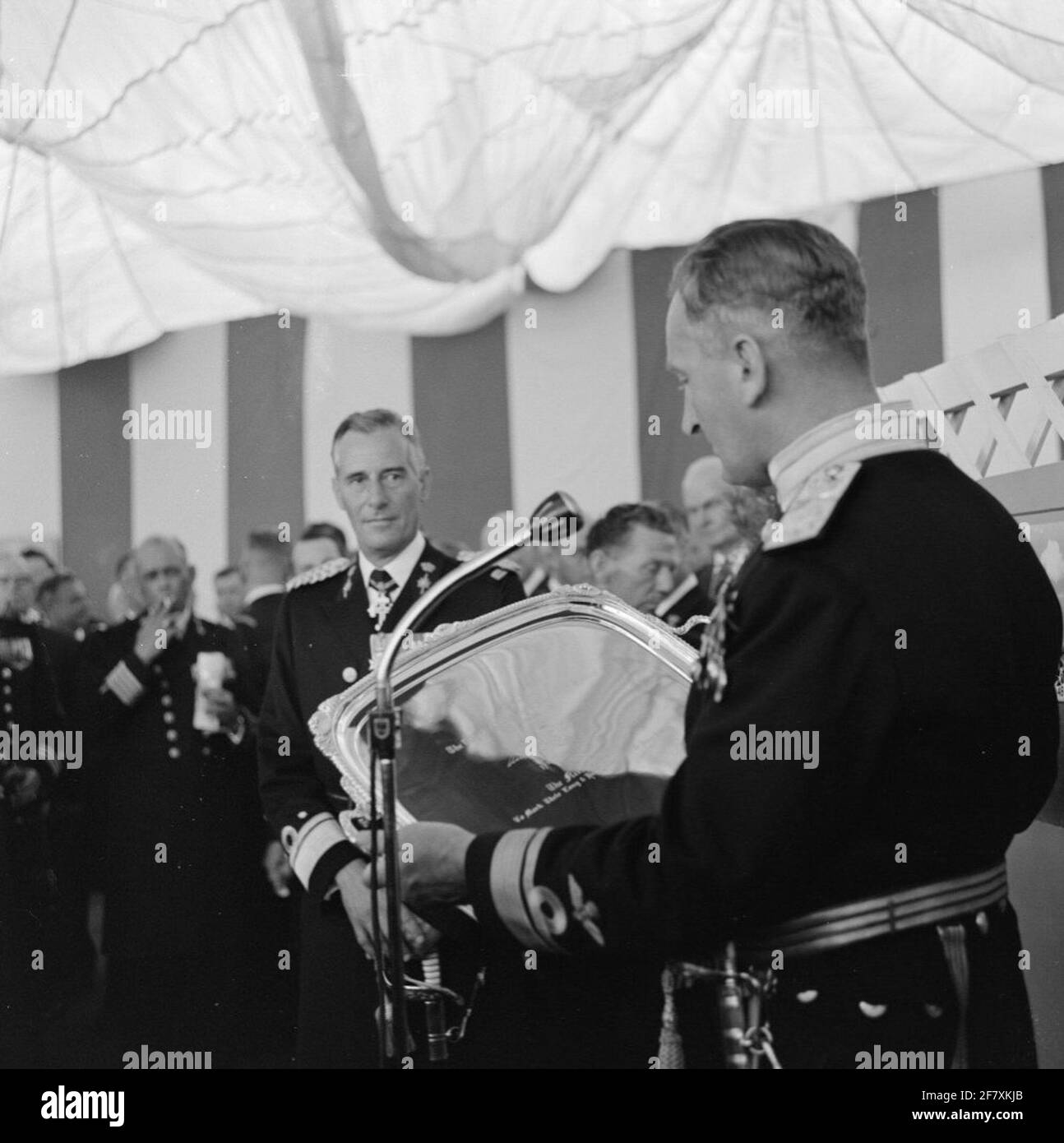 Al MarineLiegkamp Valkenburg (MVKV), il Marine Aviation Service (MLD) riceve un banner come apprezzamento per le prestazioni della seconda guerra mondiale (WW2). Questo comporta, che è assegnato dal principe Bernhard, 4 promozioni: Dutch East Indies 1941-'42, Oceano Indiano 1942-'45, Mare del Nord 1941-'42 e Normandia 1944. Il militare Willems-ordine 4 ° classe (assegnato nel 1942). MWO4) è stato confermato. Dopo la cerimonia di valorade, un hangar segue un ricevimento in un hangar, in cui un collega inglese nel ufficiale di bandiera MLD (VOMLD) offre un regalo. Foto Stock