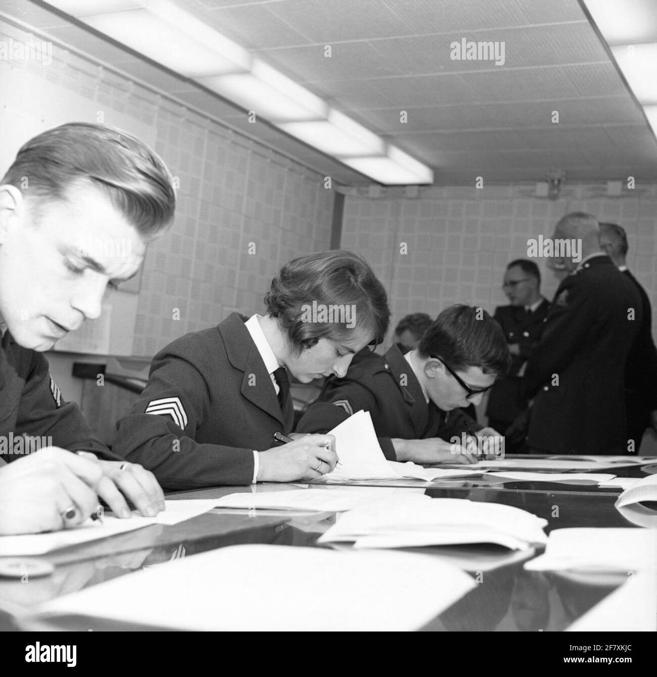 Il Centro Meteorologico dell'Aeronautica militare (Lumetc). La ristrutturazione della parte del Rossinibunker designata per il Lumetc. L'ala orientale di Hilversum era pronta il 15 marzo 1965 e fu immediatamente coinvolta. Il 25 novembre dello stesso anno, l'apertura ufficiale del bunker ristrutturato ha avuto luogo dal Segretario di Stato per la Difesa / KLU J.J.F. Borghouts.in presenza di O.A. Il tenente generale della BDL Wolff, tenente generale B.D. C. GIEBEL, prof.dr.W. Bleeker, HFD.dir KNMI ha messo in funzione tre reti telex e un facsimilet. Foto Stock