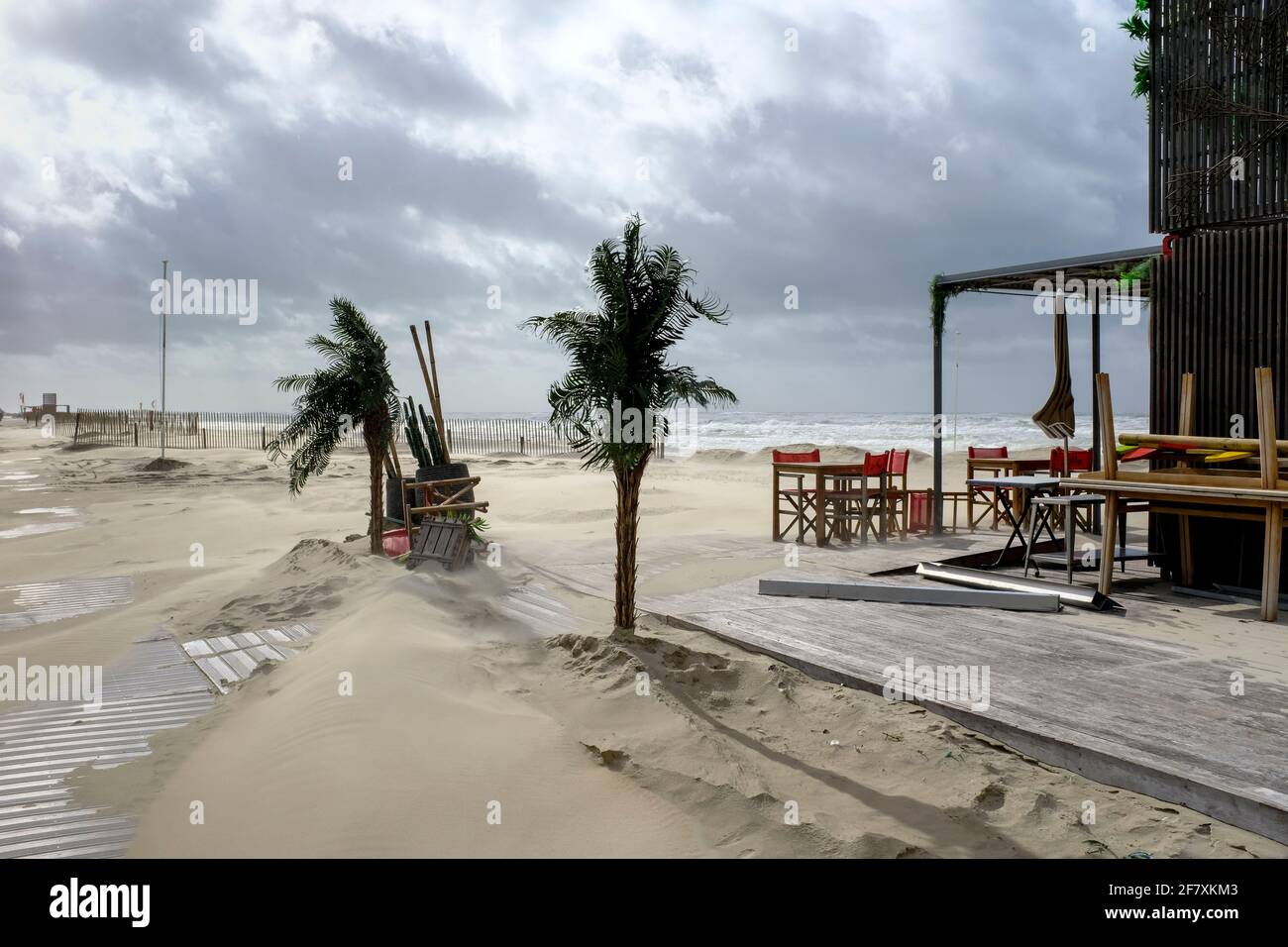 FRA, Frankreich, le Touquet-Paris-Plage, 18.10.2019: Verwaiste Strandbar Les Pirates bei stuermischem Wetter im Herbst in le Touquet Foto Stock