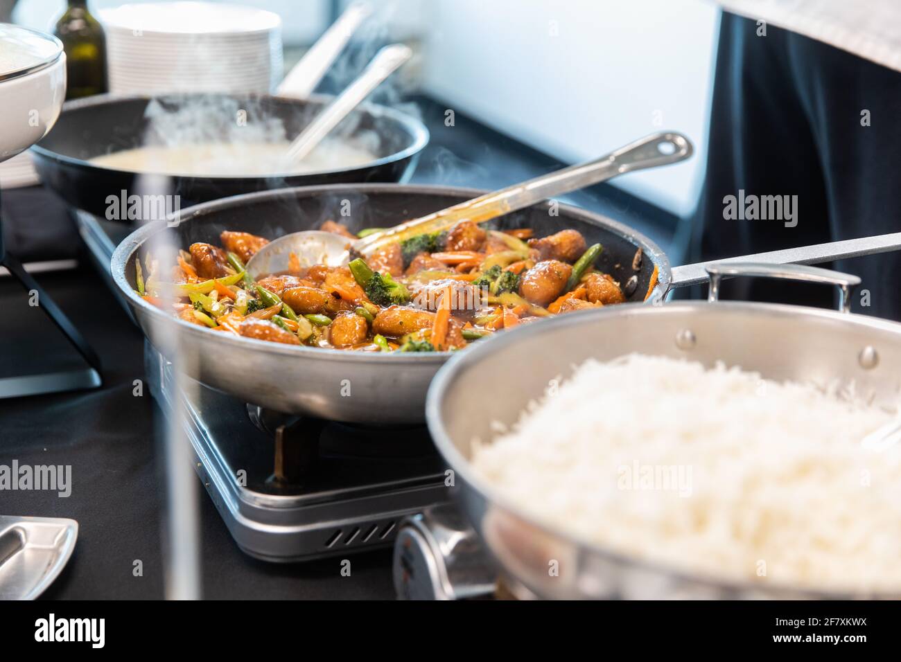broccoli e pollo cucinati in cucina con riso sul lato Foto Stock