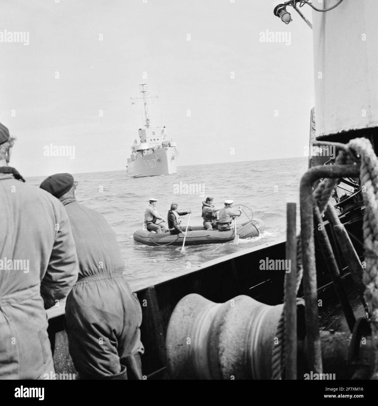 Ispezione della pesca nel Mare del Nord con il fregato della classe predatore HR.MS WOLF (F 817) (1954-1984) (EX-USS PCE 1607). Con il gommone / gommone, l'ufficiale navale di controllo sarà ripreso e il lupo è nelle vicinanze. Foto Stock