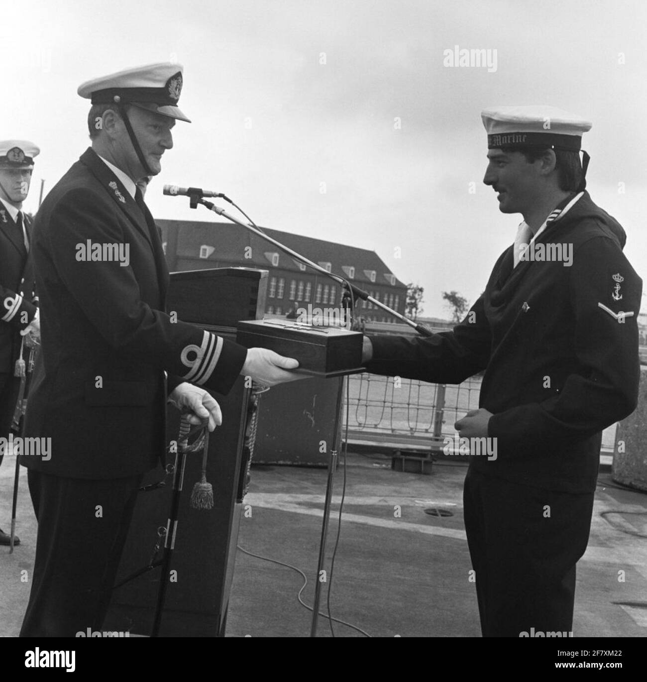 Ufficio della Frigata della classe Speijk, HR.MS Van Speijk (1967-1986). Il marinaio più giovane gestisce la scatola con il wimp di guerra al comandante, tenente al mare di ​​the 1a classe (LTZ 1) H.A.W. Rötgers. Foto Stock