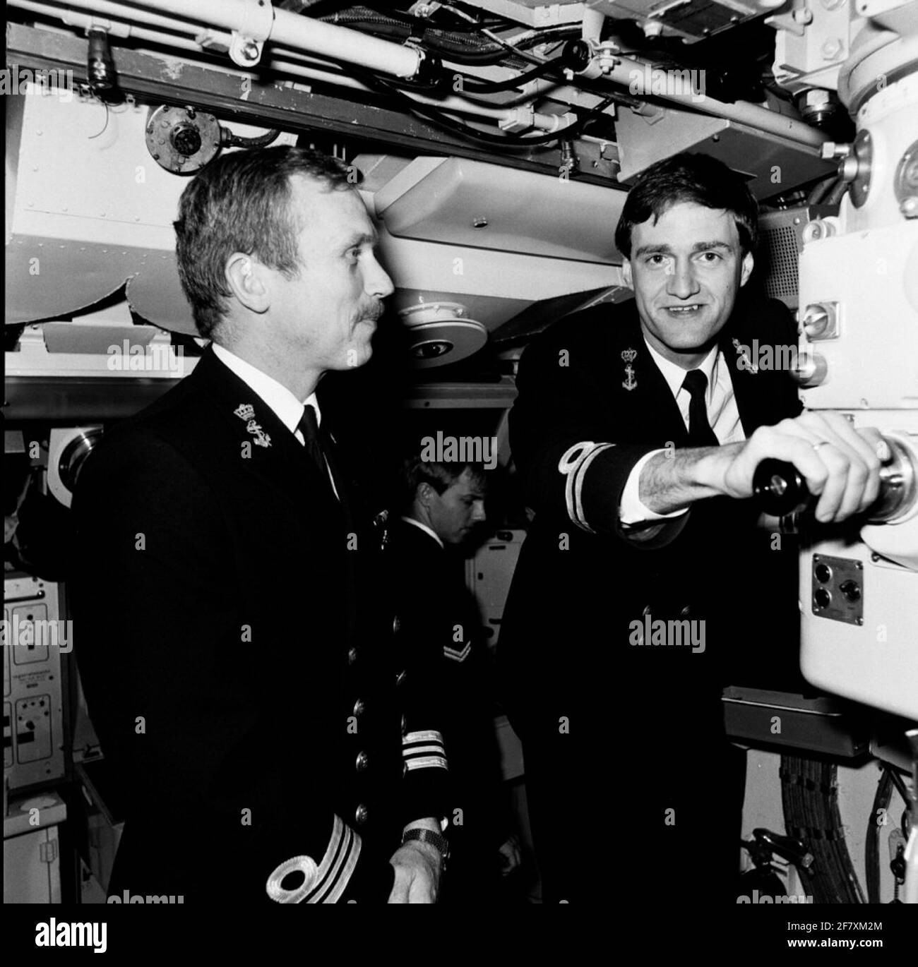Il comandante del sommergibile di classe dei pesci spada, hr.ms. Pesce spada (1972-1994), tenente al mare di ​​the 1a classe (LTZ 1), Jhr. M.J.H. Da Asch van Wijck insieme con il 1 ° ufficiale, un tenente in mare di ​​the 2 ° classe più vecchia categoria (LTZ 2OC). Foto Stock