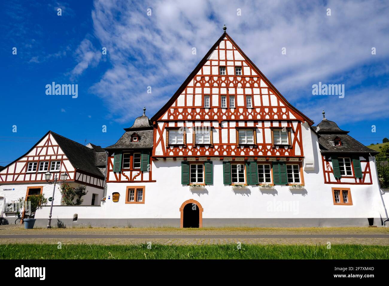 Deu, Deutschland, Rheinland-Pfalz, Zell, 19.05.2020: Praechtiges altes Fachwerkhaus, das zum Weingut Treis gehoert, im Weinort Zell-Kaimt an der Mosel Foto Stock