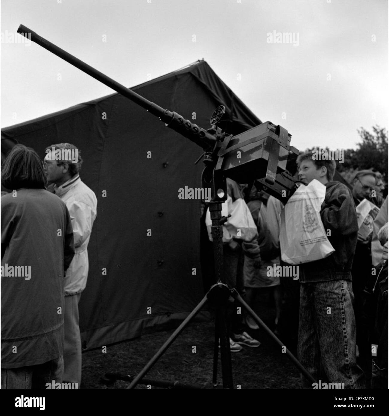 Interesse per le armi del corpo dei Marines durante i 1989 giorni della flotta a Den Helder. In primo piano una pistola Browning Machine, Cal. .50, M2, HB, flessibile (punto 50 pistola per macchine pesanti). Foto Stock