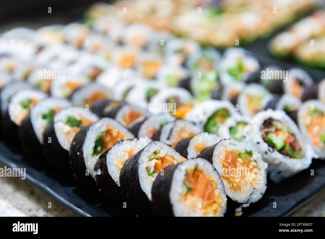 sushi appena affettati su un piatto in un ristorante Foto Stock