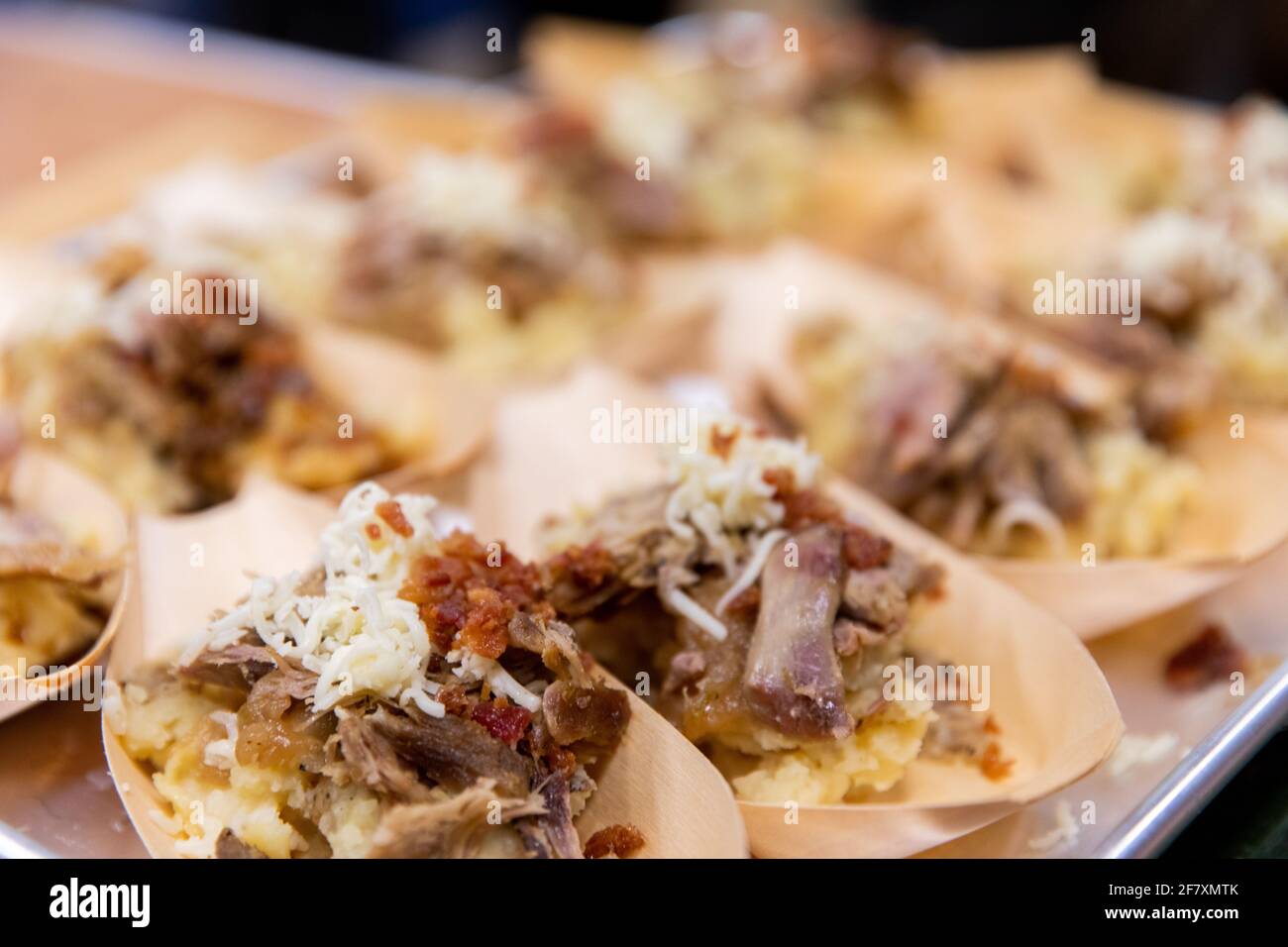 Piccolo antipasto su un piatto pronto per essere servito un evento con formaggio e carne Foto Stock