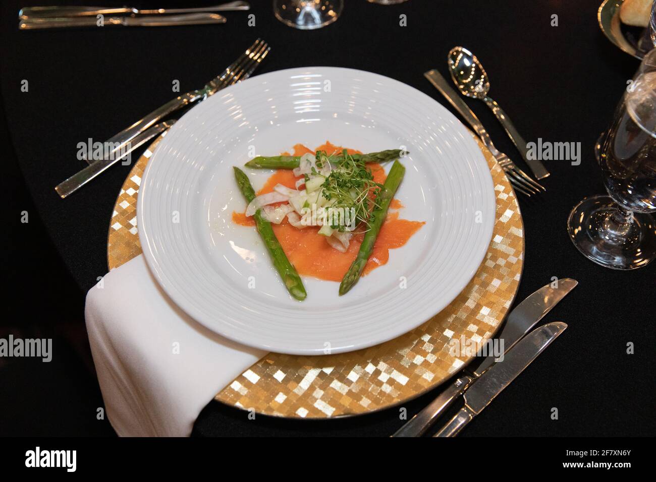 piatto bianco rotondo su un tavolo con posate un'occasione speciale Foto Stock