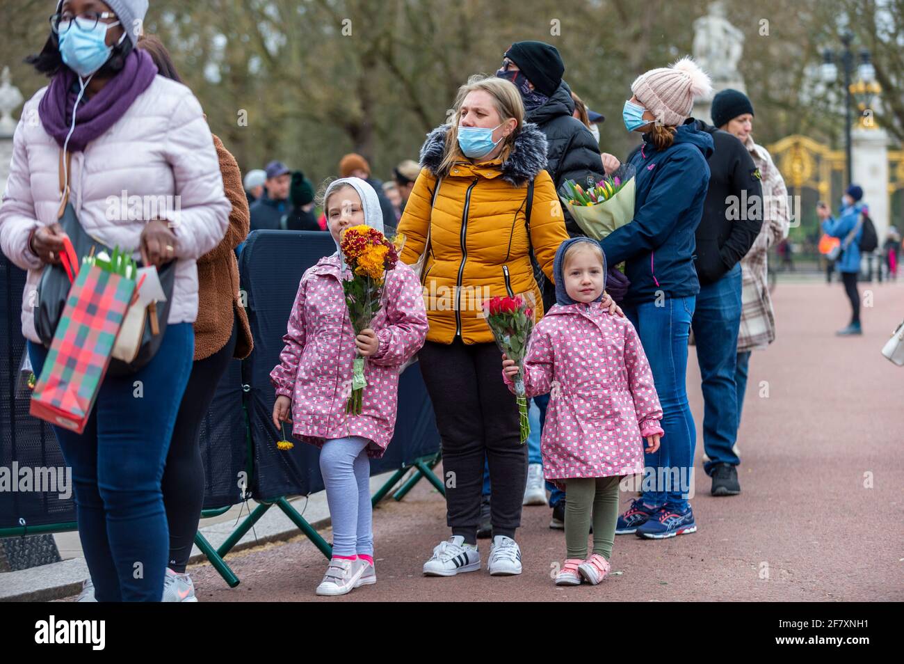 Londra, Regno Unito. 10 aprile 2021. Bene i wishers arrivano con i fiori fuori Buckingham Palace dopo la morte del principe Filippo, 99 anni, è stato annunciato il giorno precedente. Credit: Stephen Chung / Alamy Live News Foto Stock