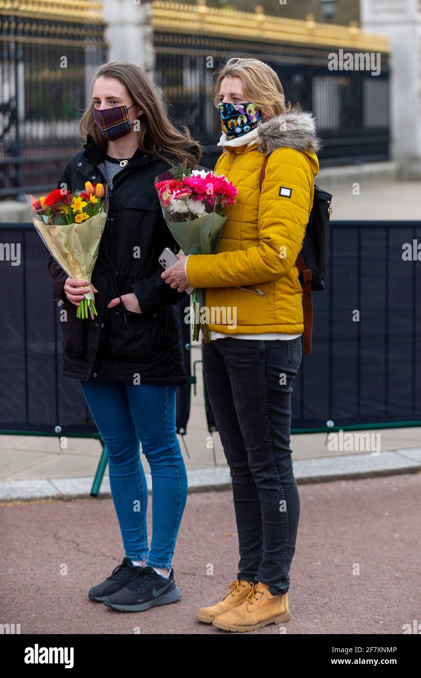 Londra, Regno Unito. 10 aprile 2021. Bene i wishers arrivano con i fiori fuori Buckingham Palace dopo la morte del principe Filippo, 99 anni, è stato annunciato il giorno precedente. Credit: Stephen Chung / Alamy Live News Foto Stock