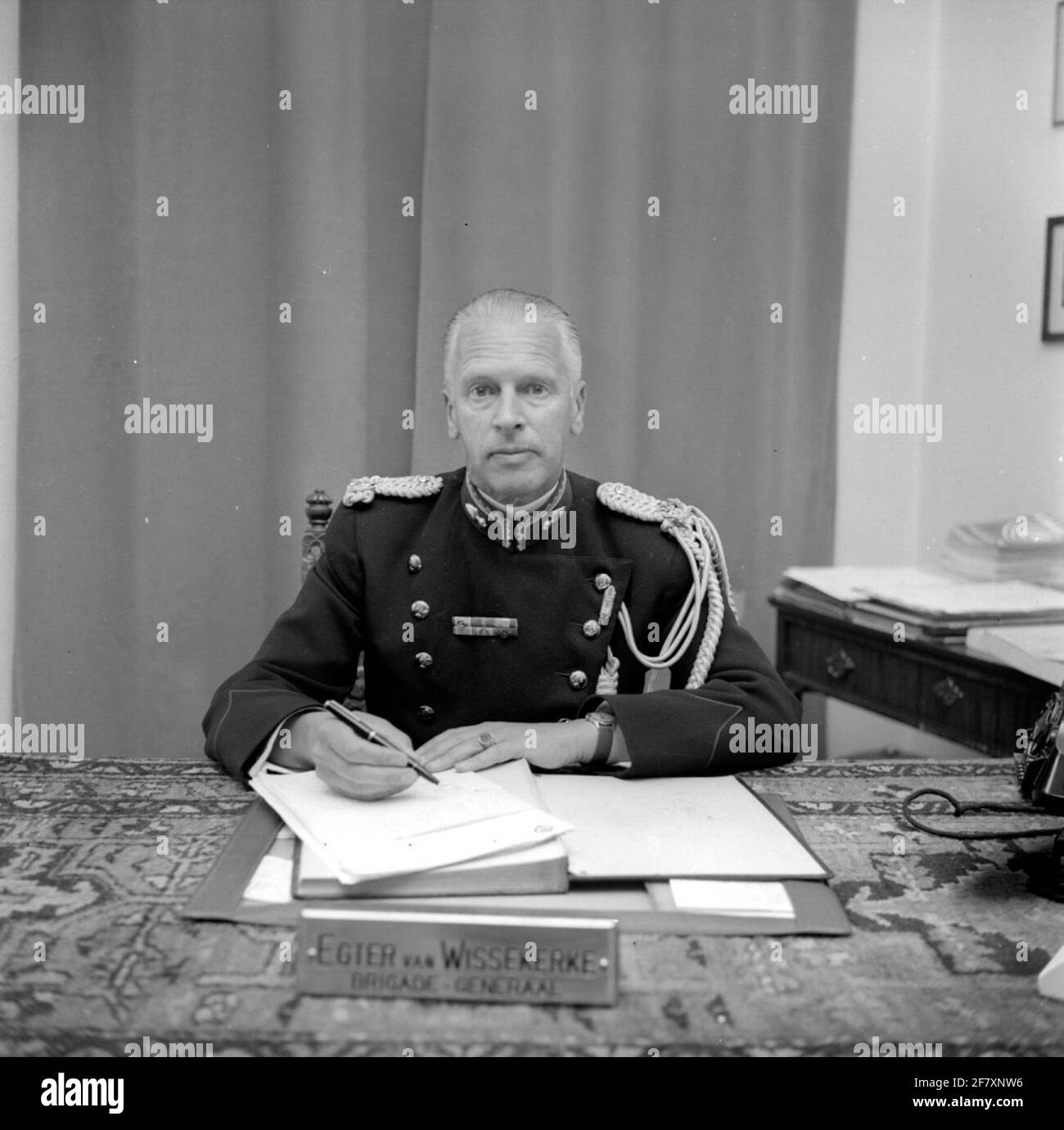 Ritratto di brigadier a.j.f.m. Egter van Wisskerke, Comandante Royal Netherlands Marechaussee, dietro la sua scrivania. Foto Stock