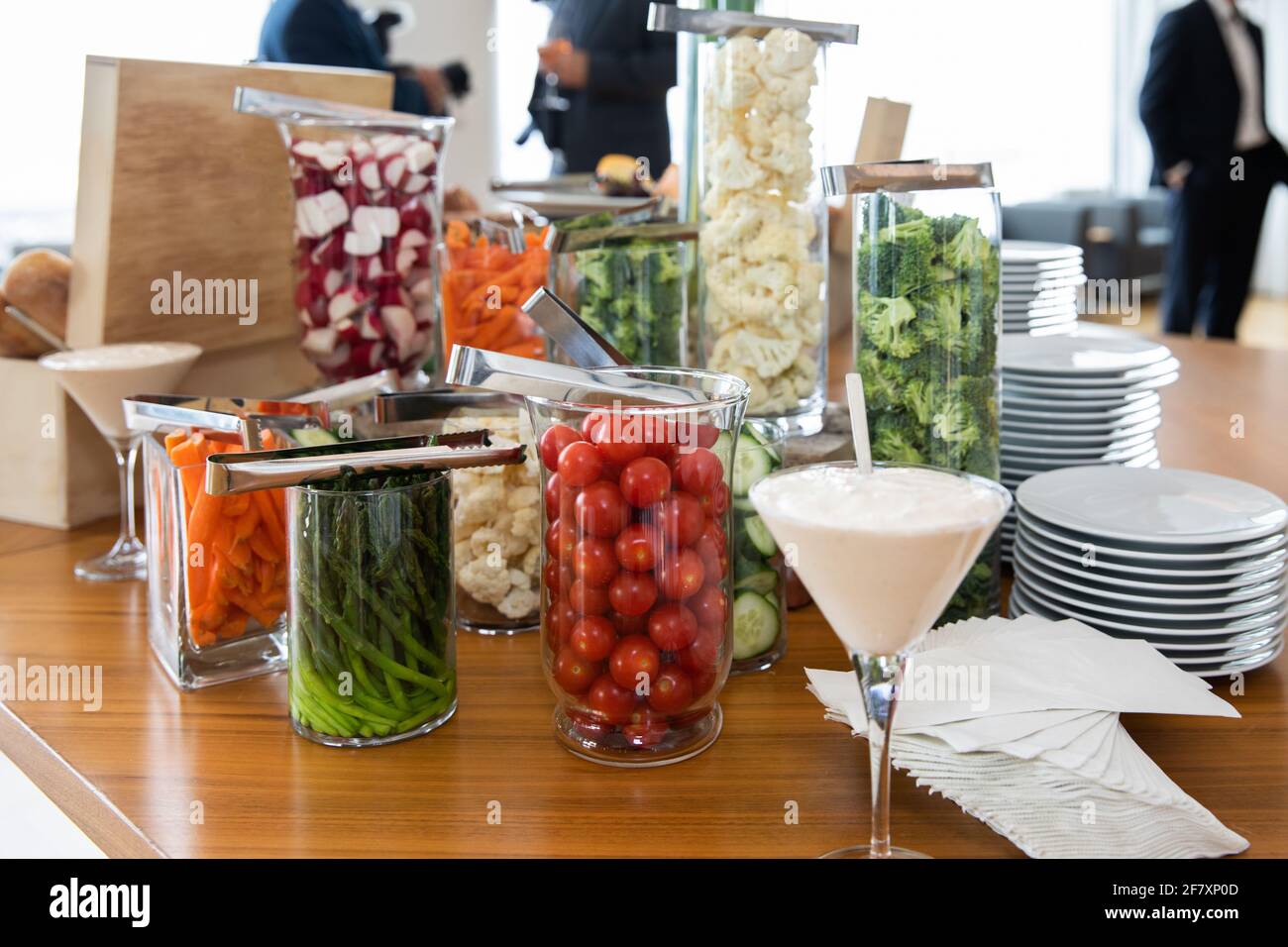 verdure servite in vetreria su un tavolo in occasione di un evento durante il giorno Foto Stock