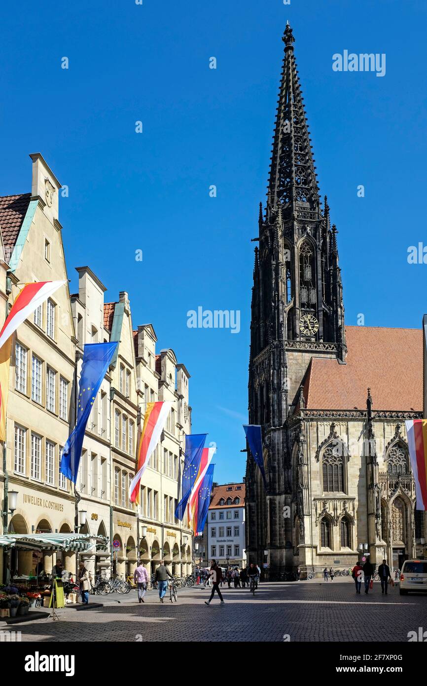 13.05.2019, Muenster, Nordrhein-Westfalen, Deutschland -Radfahrer und Fussbgenger auf dem Prinzipalmarkt vor der Kirche St. Lamberti in Muenster Foto Stock