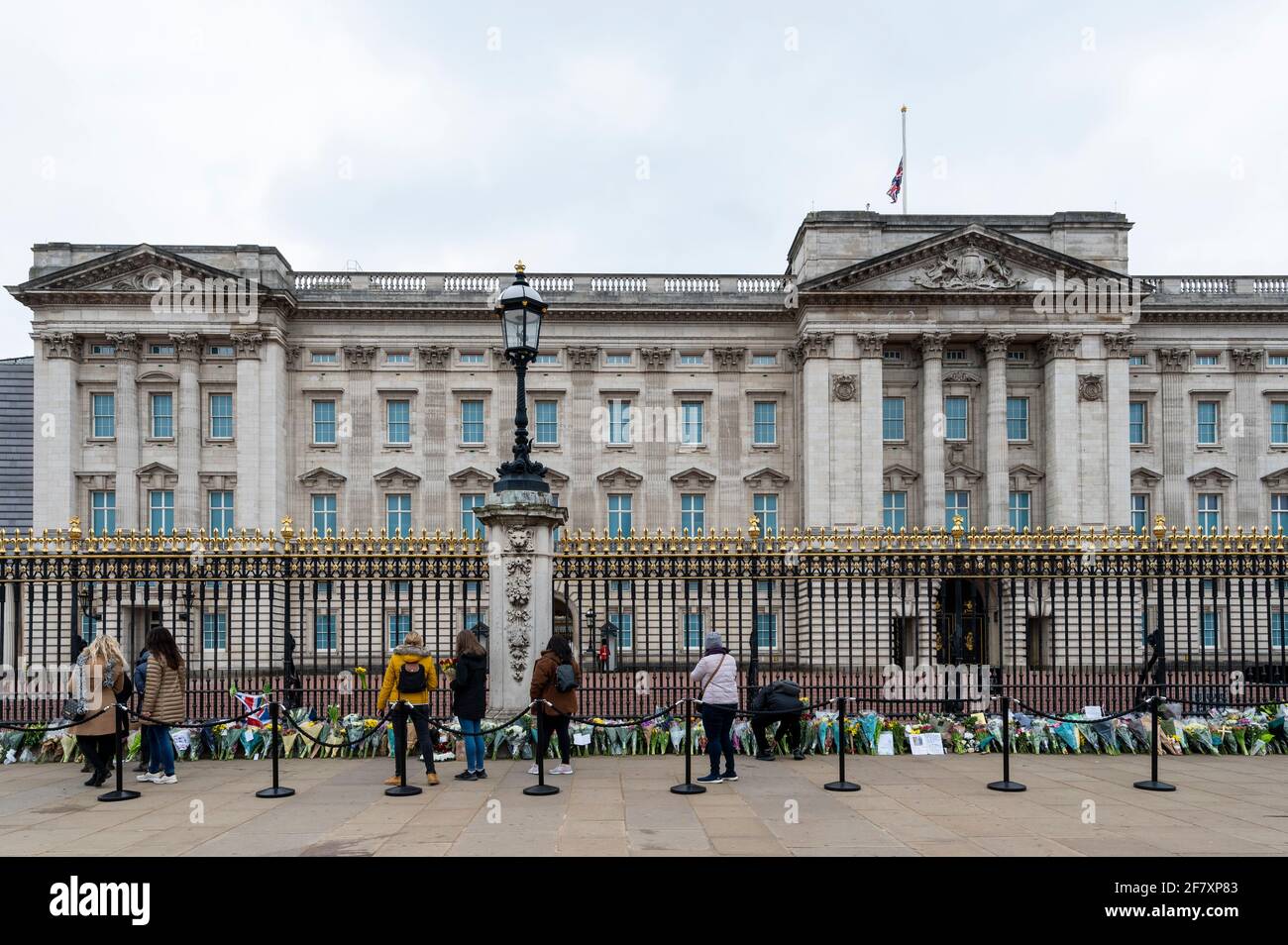 Londra, Regno Unito. 10 aprile 2021. Bene i wishers che lasciano i fiori fuori Buckingham Palace dopo la morte del principe Filippo, 99 anni, è stato annunciato il giorno precedente. Credit: Stephen Chung / Alamy Live News Foto Stock