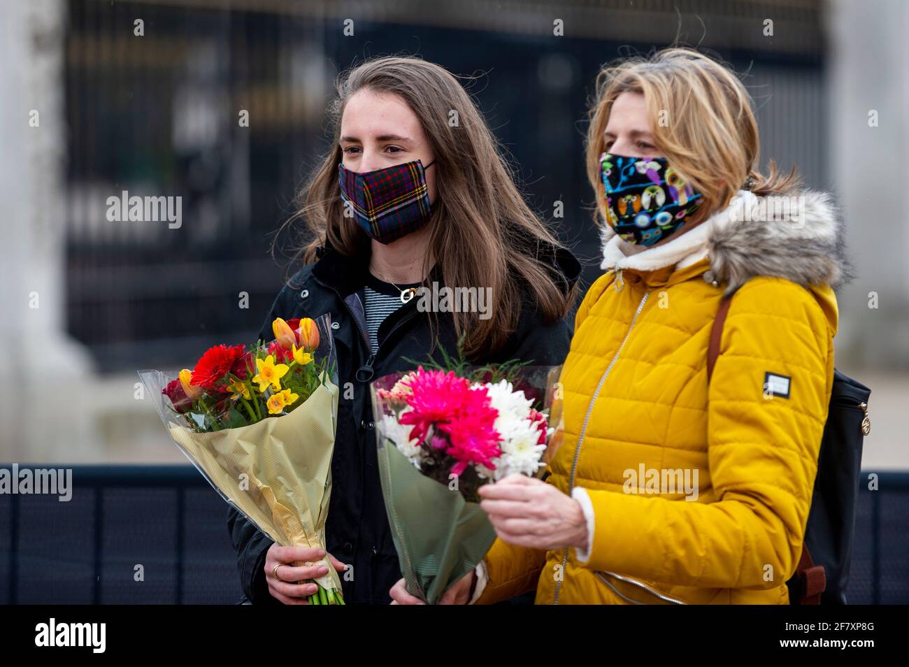 Londra, Regno Unito. 10 aprile 2021. Bene i wishers arrivano con i fiori fuori Buckingham Palace dopo la morte del principe Filippo, 99 anni, è stato annunciato il giorno precedente. Credit: Stephen Chung / Alamy Live News Foto Stock