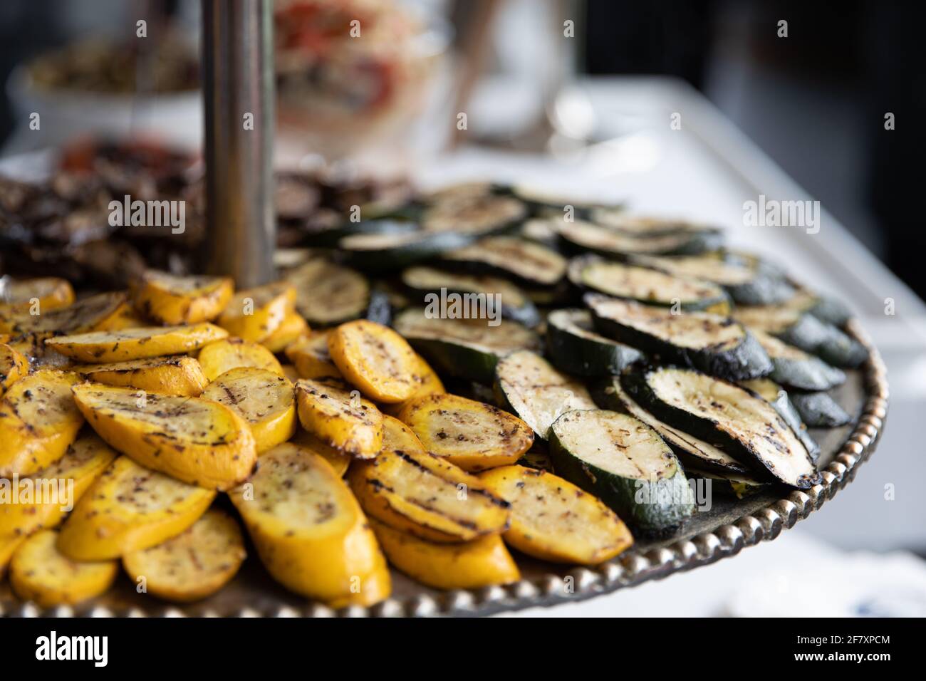 melanzane grigliate servite in una festa nella parte inferiore di una piastra multilivello Foto Stock