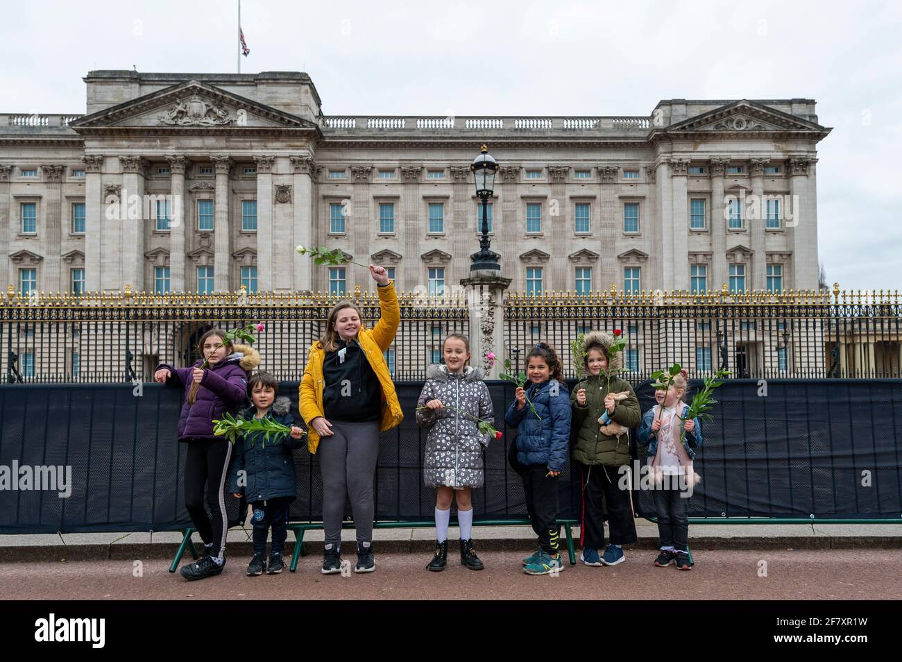 Londra, Regno Unito. 10 aprile 2021. Giovani benestanti provenienti da Putney arrivano con fiori fuori Buckingham Palace dopo la morte del principe Filippo, di 99 anni, è stato annunciato il giorno precedente. [** permesso parentale ottenuto **] credito: Stephen Chung / Alamy Live News Foto Stock
