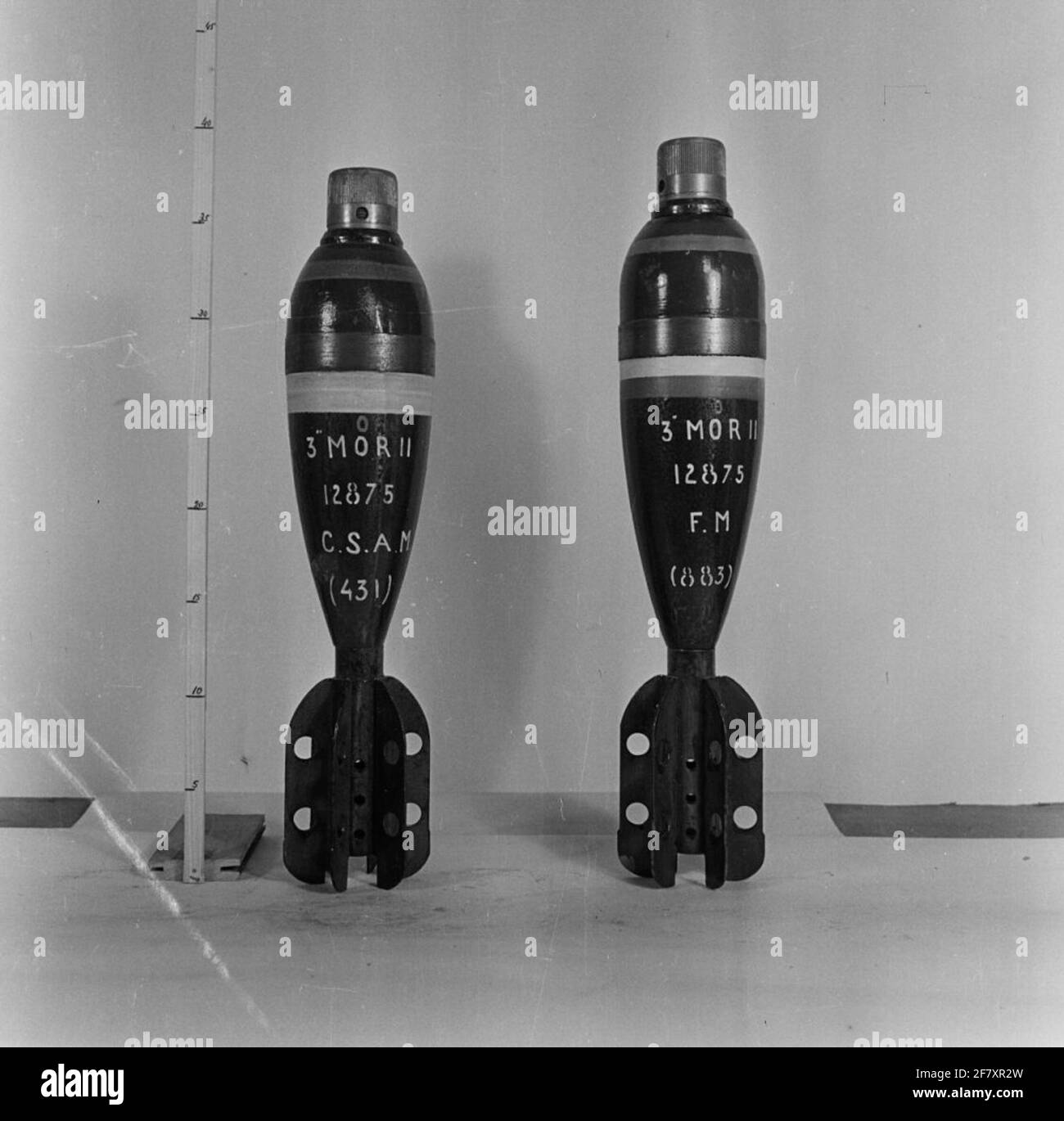 Due tipi di granati di Malta (3 pollici) con carichi diversi. 3 pollici = 76.2 mm Foto Stock