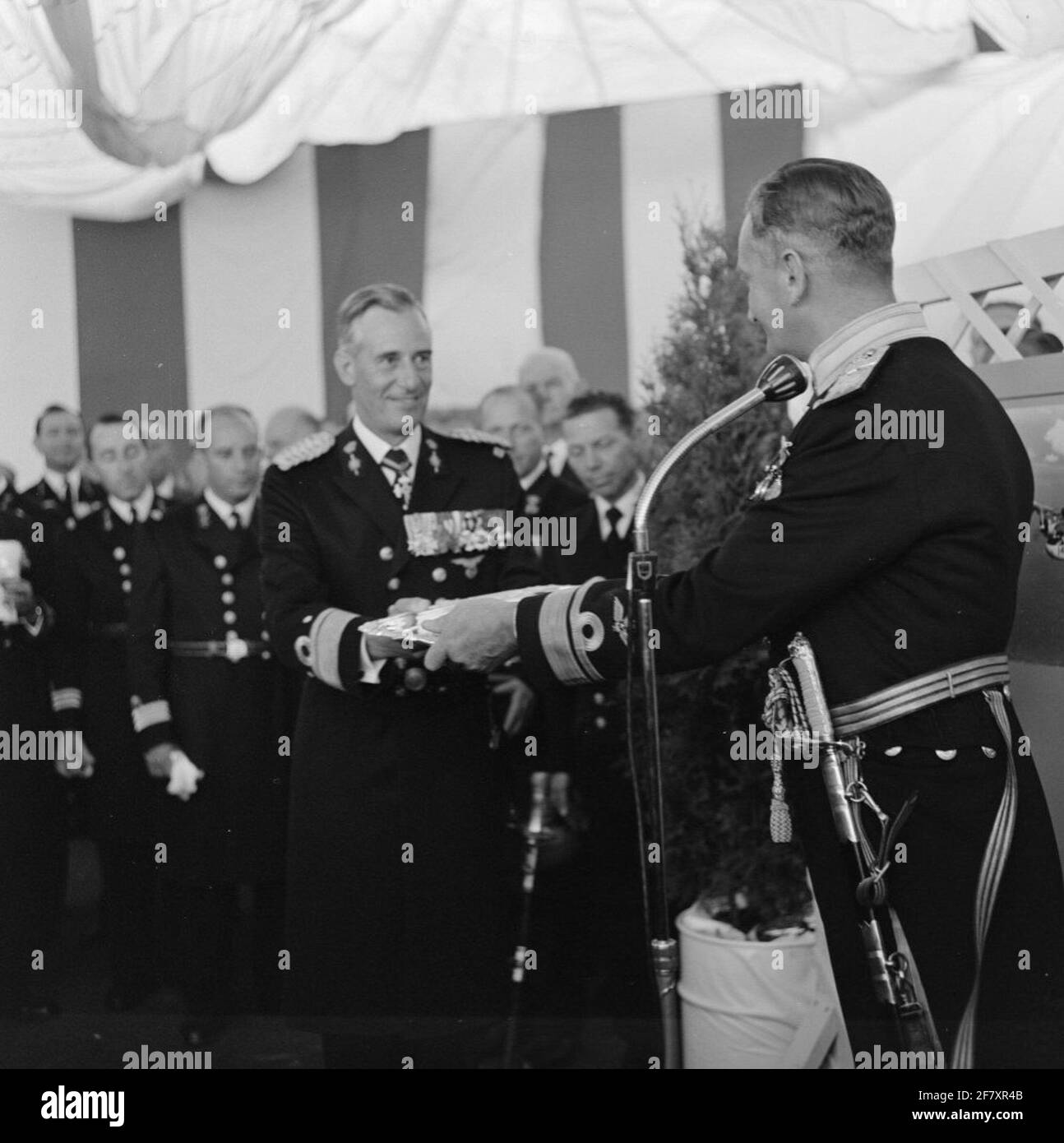 Al MarineLiegkamp Valkenburg (MVKV), il Marine Aviation Service (MLD) riceve un banner come apprezzamento per le prestazioni della seconda guerra mondiale (WW2). Questo comporta, che è assegnato dal principe Bernhard, 4 promozioni: Dutch East Indies 1941-'42, Oceano Indiano 1942-'45, Mare del Nord 1941-'42 e Normandia 1944. Il militare Willems-ordine 4 ° classe (assegnato nel 1942). MWO4) è stato confermato. Dopo la cerimonia di valorade, un hangar segue un ricevimento in un hangar, in cui un collega inglese nel ufficiale di bandiera MLD (VOMLD) offre un regalo. Foto Stock