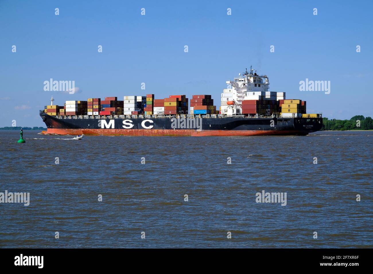 Europa, Deutschland, Niedersachsen, Stade, 07.06.2019: Containerschiff auf der Unterelbe bei Stade Foto Stock