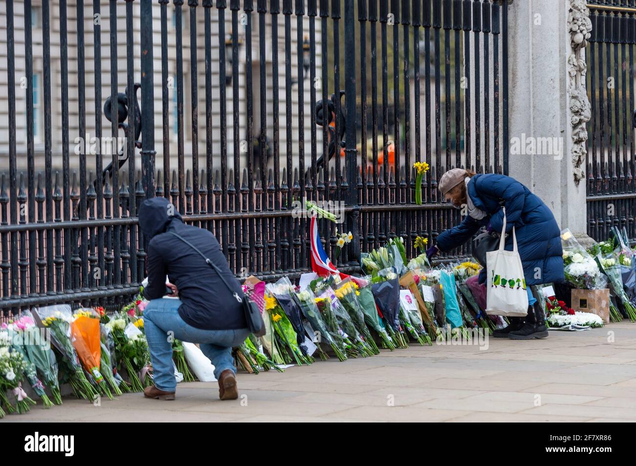 Londra, Regno Unito. 10 aprile 2021. Bene i wishers arrivano con i fiori fuori Buckingham Palace dopo la morte del principe Filippo, 99 anni, è stato annunciato il giorno precedente. Credit: Stephen Chung / Alamy Live News Foto Stock