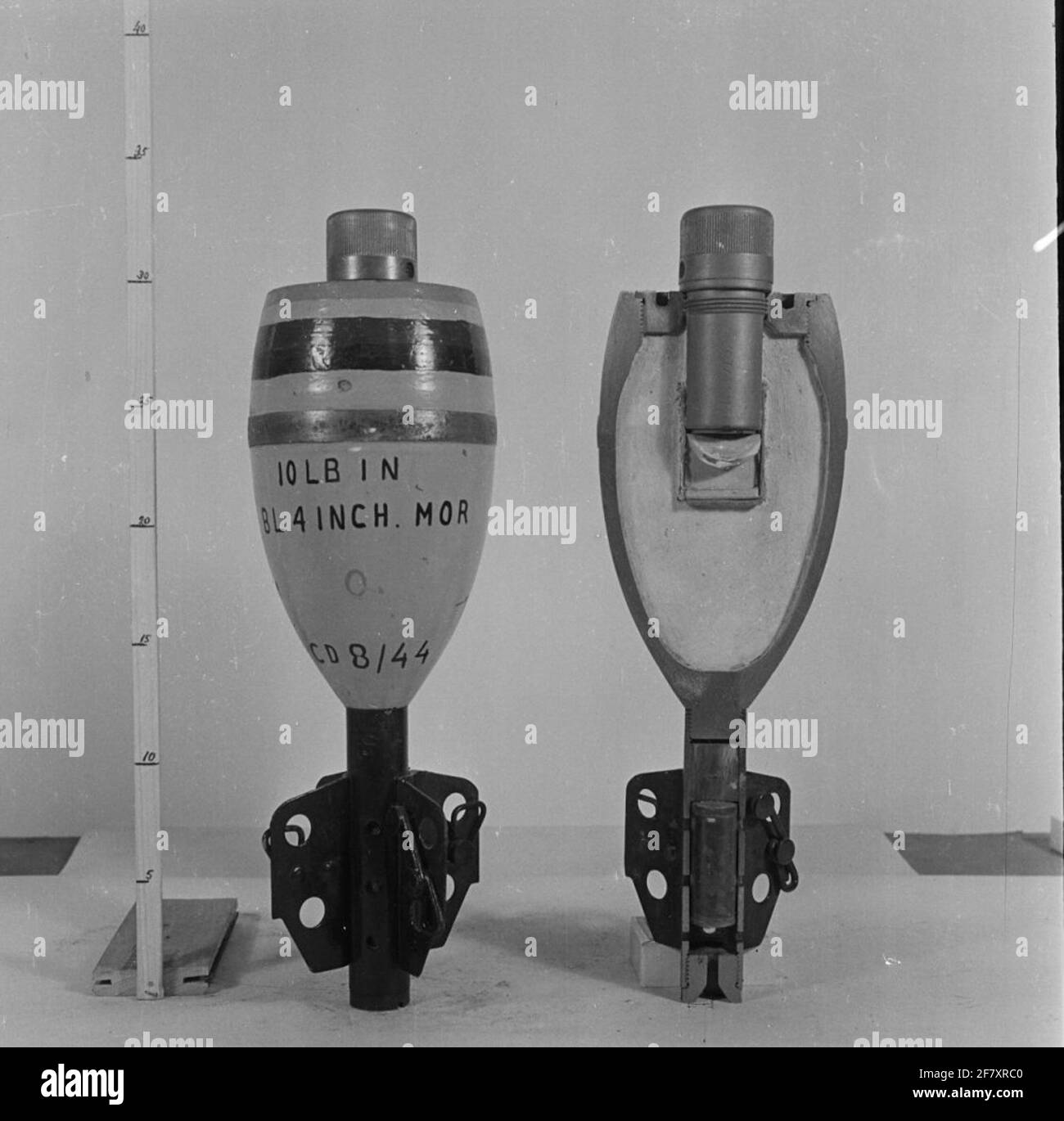 Granato di Malta (4 pollici) con una vista in sezione trasversale dello stesso modello. 4 pollici = 10.16 cm. Foto Stock