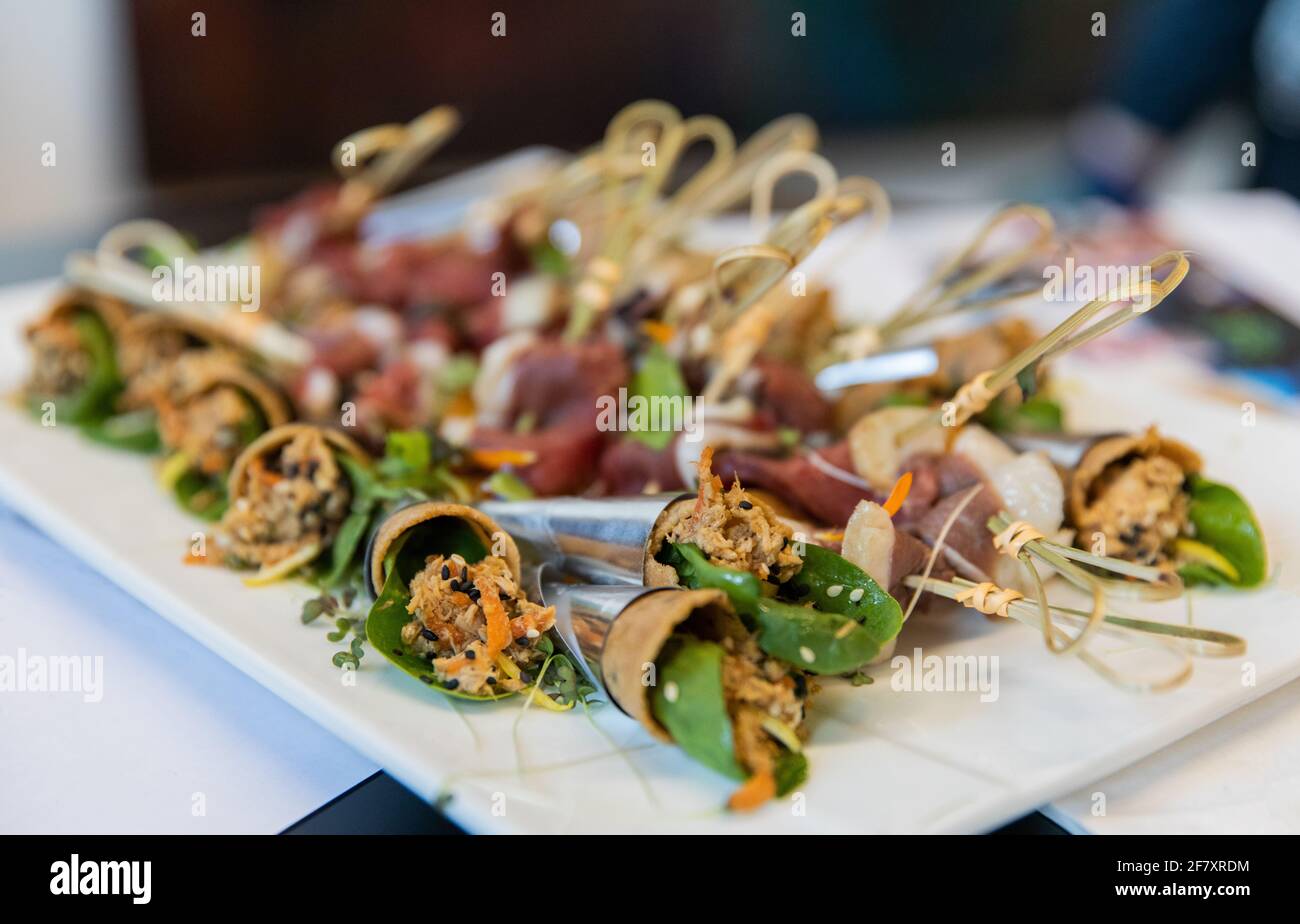 gustosi panini serviti su un piatto su un tavolo a un evento Foto Stock