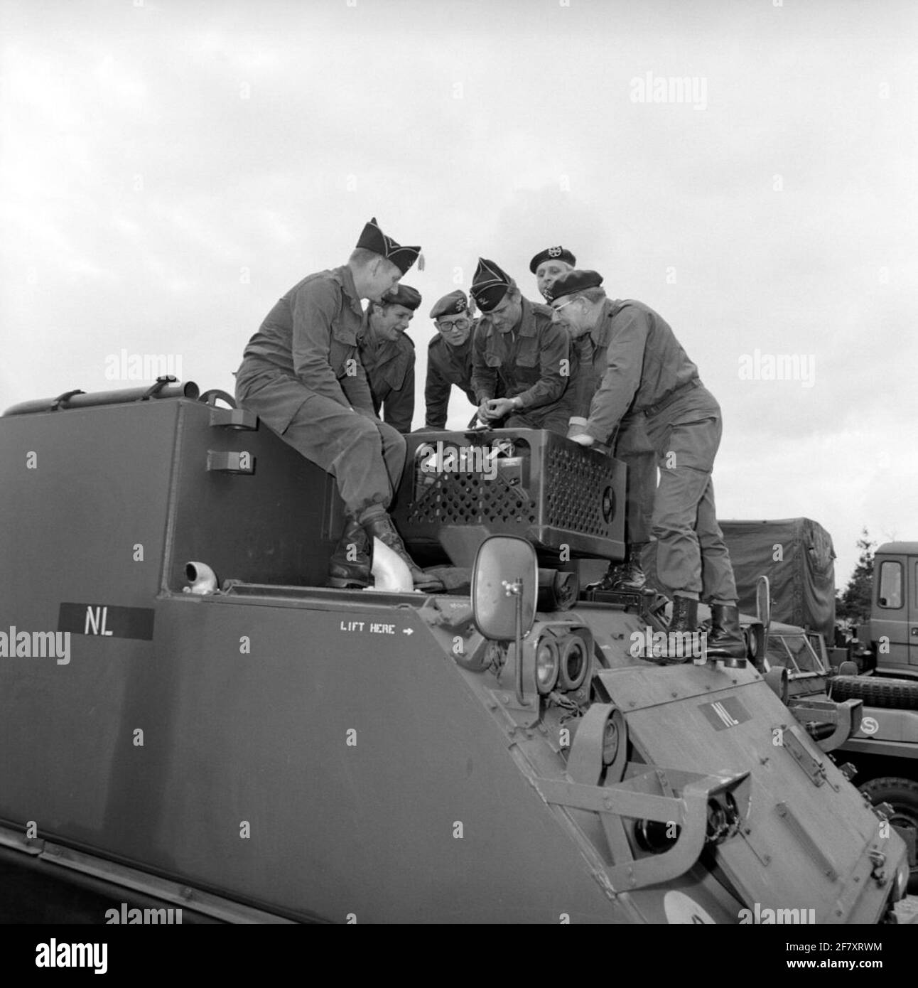 Un certo numero di soldati su un M577A1 armored punch command vehicle durante l'esercizio quadro partenza a freddo di 53 armored fanteria brigata, Deurne mobilization Complex. Foto Stock