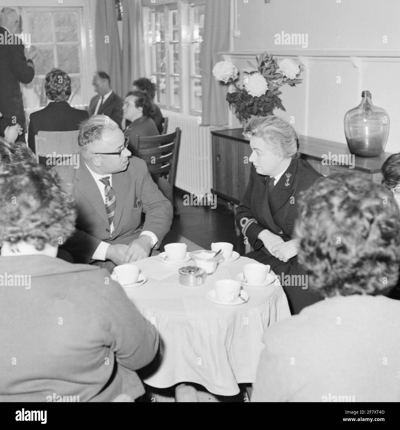 Giornata dei genitori al Dipartimento delle Donne marine di Amsterdam, situato sui terreni della Marinekazerne Amsterdam (MKAD). Anche sul comandante della categoria più vecchia di Marvacentrum Amsterdam Officer-Marva der 2e (Omarva 2oc) [OMVA 2OC] N. Kramers può essere chiesto le domande necessarie. Foto Stock