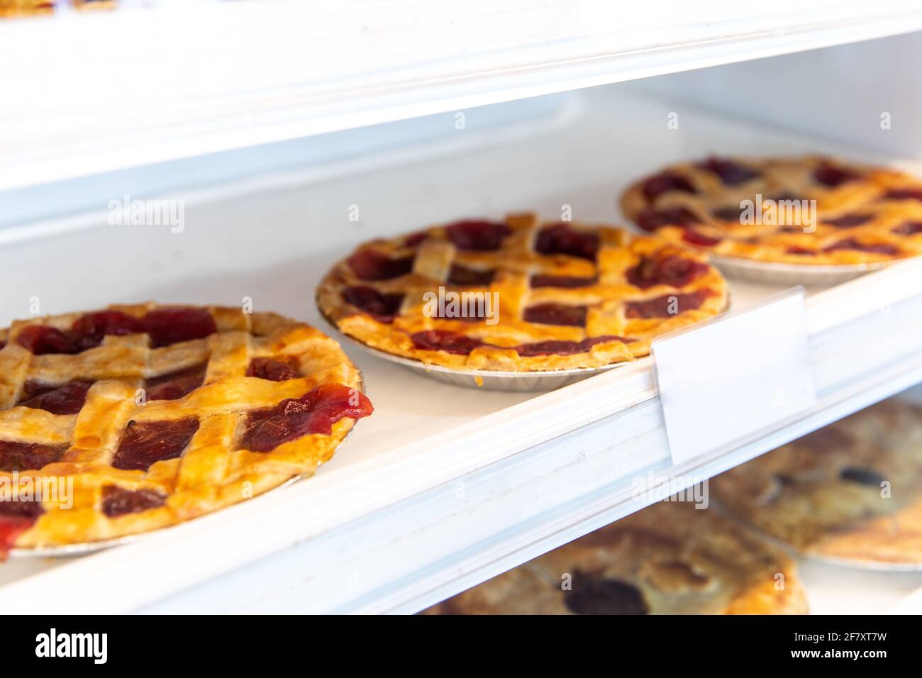 Torte di Apple cotte alla perfezione per la vendita su uno scaffale Foto Stock