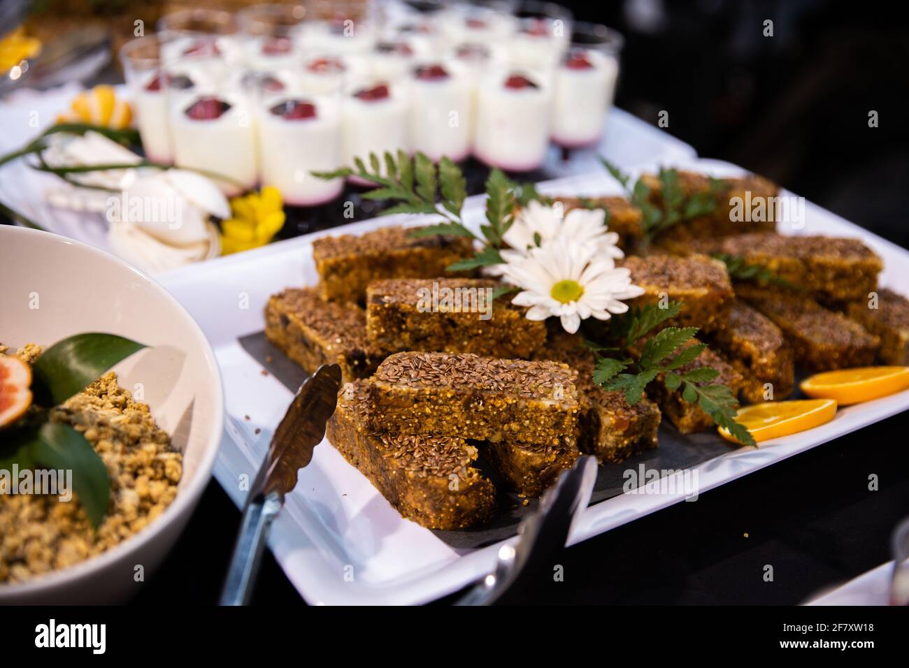 graziosi bar proteici serviti su un tavolo a colazione buffet Foto Stock
