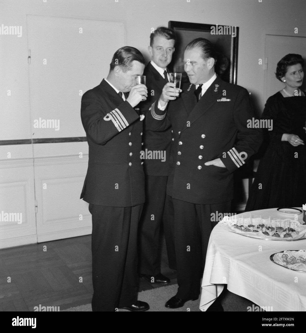 Smaldeel 1, con il comandante delle forze marine (BDZ) vice ammiraglio H.H.L. Pröpper (1906-1995) A / B della nave ammiraglia Kruiser HR.MS Le sette province (C 802) hanno visitato Copenaghen alla fine di ottobre 1958. La BDZ e i membri dell'equipaggio sono stati ricevuti dalle autorità danesi. Foto Stock