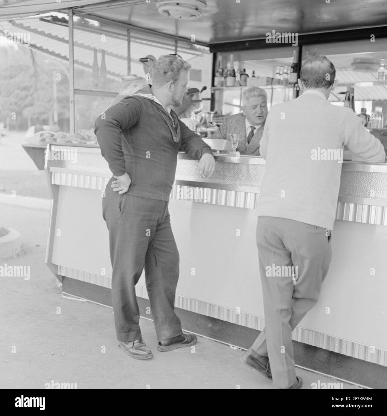 Gita autunnale da Smaleel 1 che consiste di HR.MS De Ruyter (il fiore all'occhiello), HR.MS Amsterdam, HR.MS Olanda (da novembre 11), HR.MS Rotterdam, HR.MS Leone di mare, hr.ms. L'amaro (tra l'8 e il 22 novembre) e l'HR.MS L'abitante della Zelanda. Una parte dello squadrone partì da Den Helder, un'altra parte da Rotterdam. Il viaggio è andato VA Brest, Gibilterra, Livorno, la Spezia, Lerici, La Specia, Gibilterra, Falmouth, Plymouth e Portland tornano a Den Helder. Questo macchinista della prima classe (Mach 1) con il Bevet Olieman è pronto per una bevanda italiana. Foto Stock