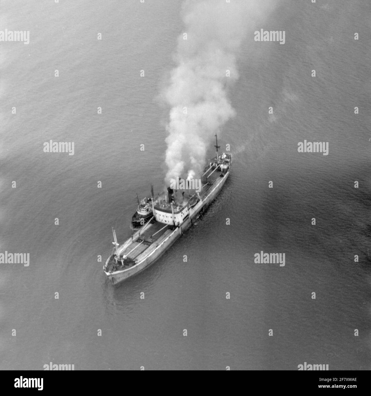 Vista aerea di una petroliera in fiamme in mare. Foto Stock