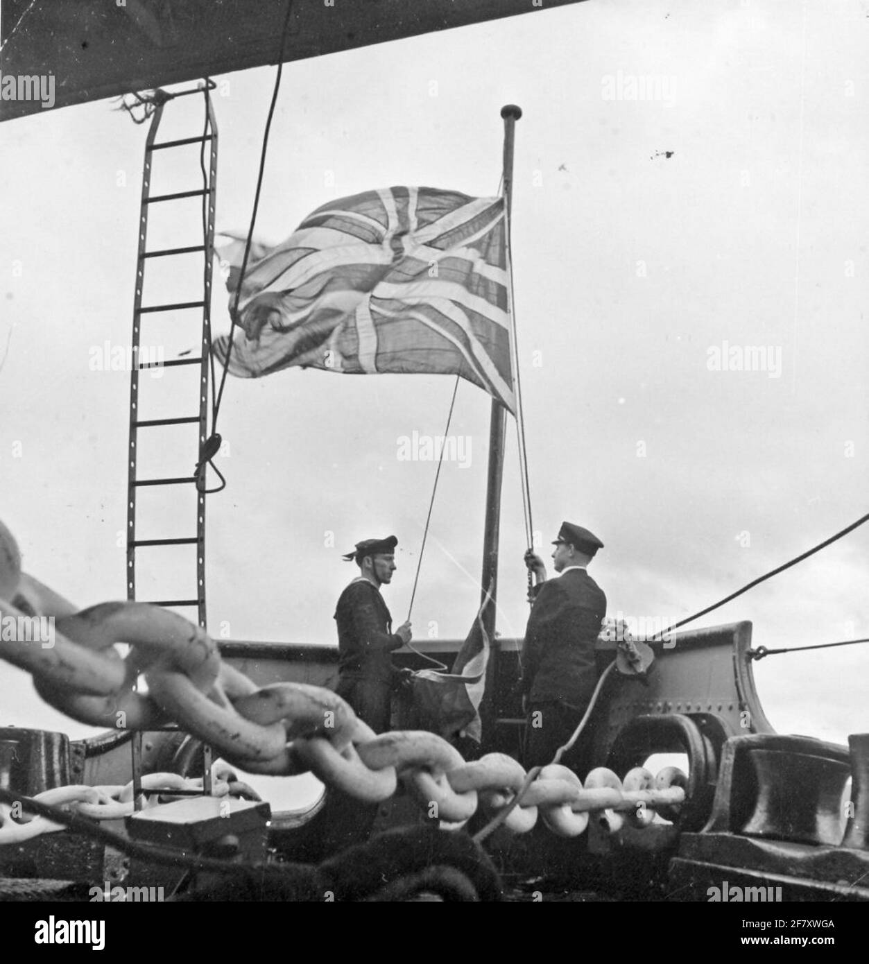 Impiego di HR.MS Karel Doorman (1946-1948). La bandiera britannica (Union Jack) viene stirata e il Prinsengeo olandese viene issato. FC.ms. Karel Doorman, l'ex campeggio di volo britannico HMS Nairana, è stato consegnato dalla Royal Navy sulla Royal Navy. Foto Stock
