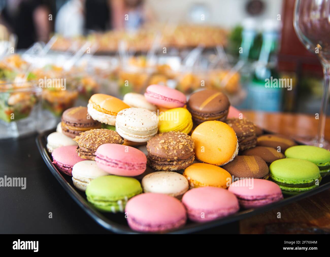 macaron colorati a una festa servita su un piatto Foto Stock