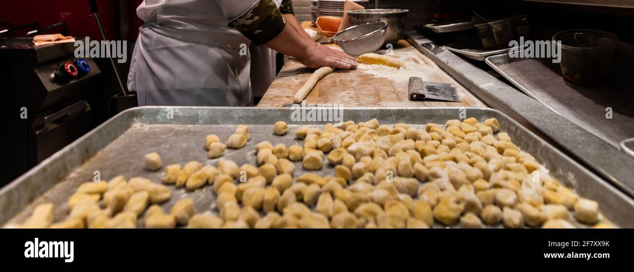 produzione di gnocchi su un piatto in cucina Foto Stock