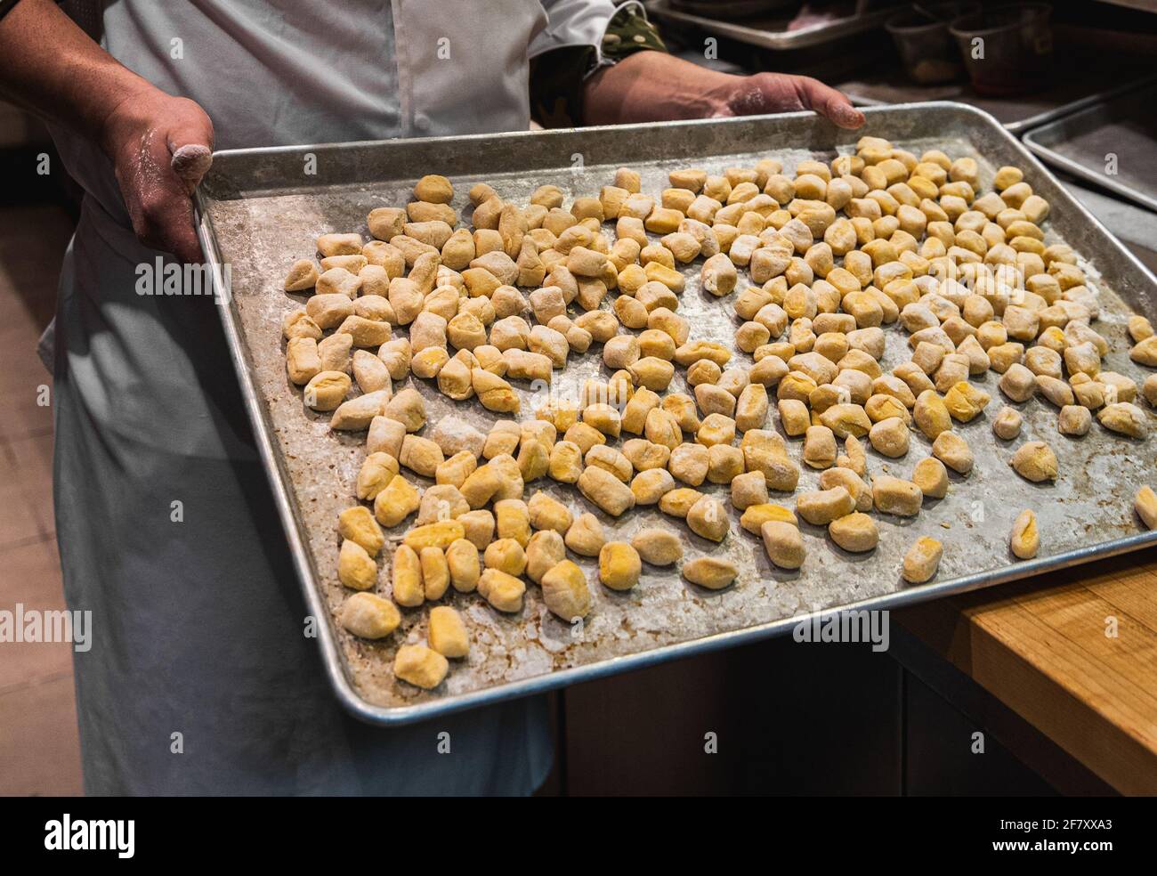 produzione di gnocchi su una piastra metallica in cucina Foto Stock