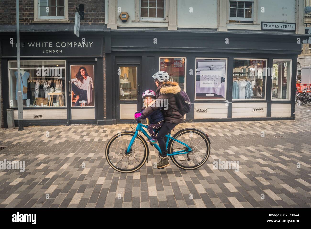 Madre e bambino in bicicletta a Kingston, Londra, Regno Unito Foto Stock