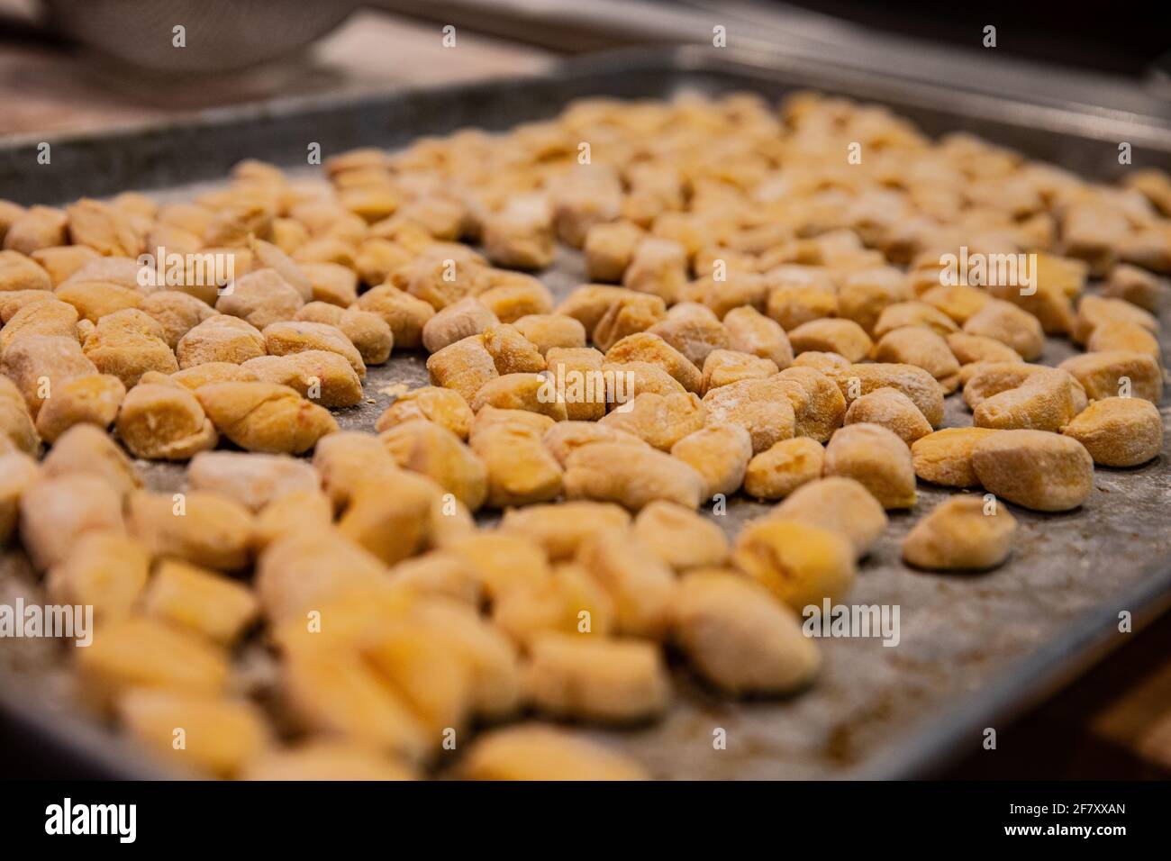 primo piano di gnocchi freschi su un piatto nel cucina Foto Stock
