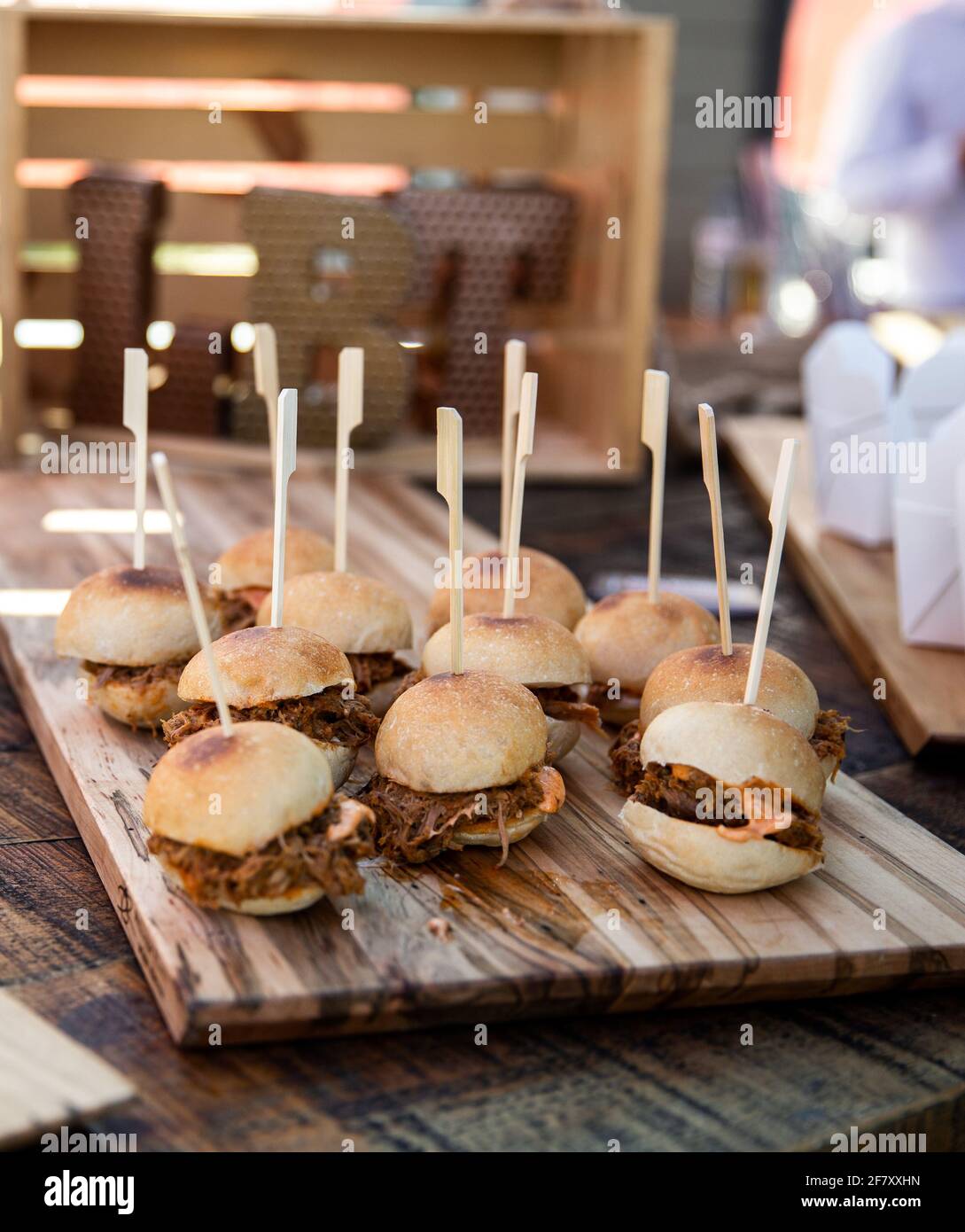 mini hamburger presentati su un piatto con uno stuzzicadenti a. tenerli in posizione Foto Stock